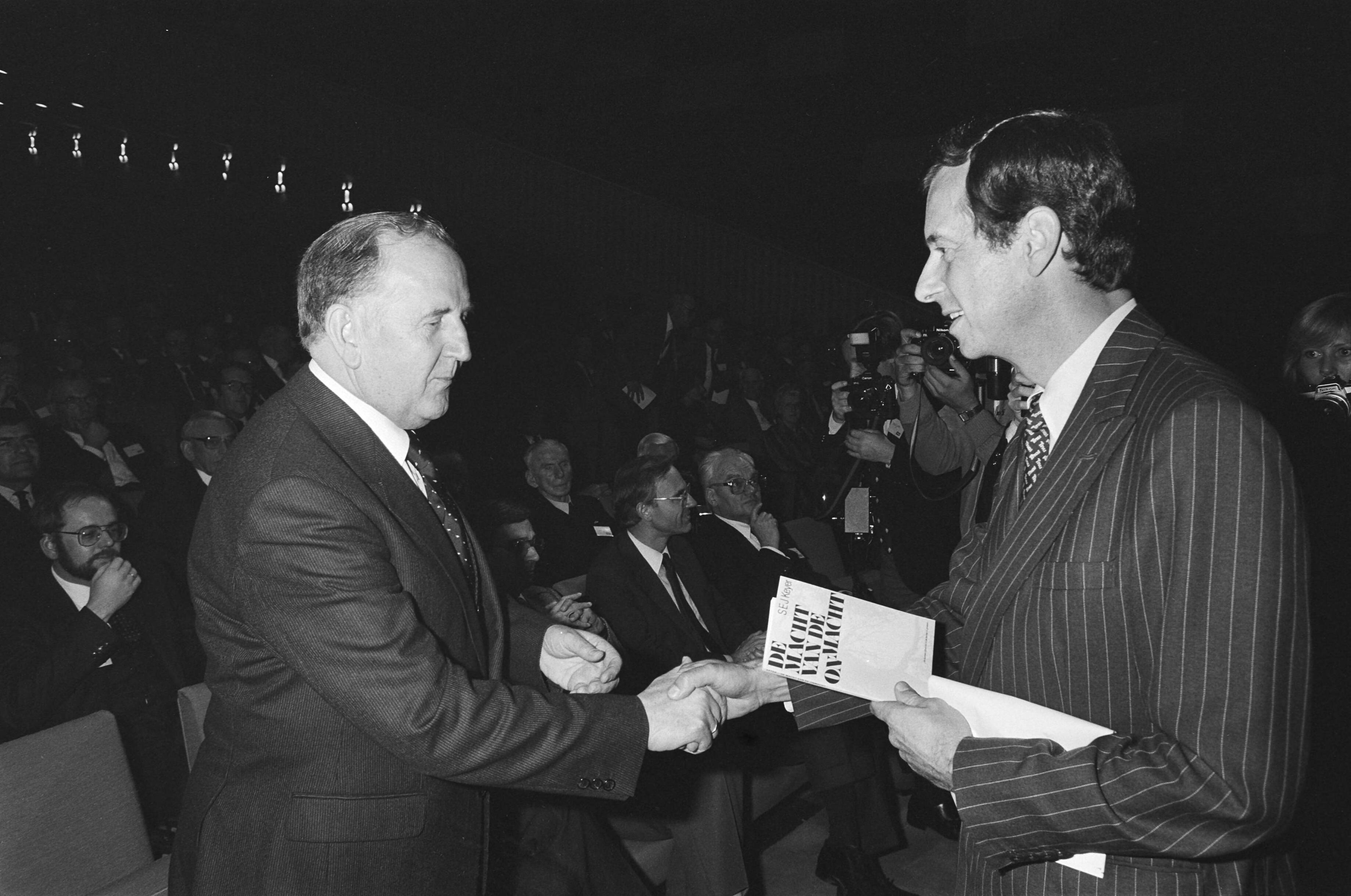 Fotocollectie Anefo — Mr. Van Veen heeft afscheid genomen als voorzitter van V in Den Haag ; werd onderscheiden tot Grootofficier in de Orde van de Ned. Leeuw — Foto: Croes, Rob C. / Anefo. Licentie: Set B: Rechtenvrij / Publiek Domein. Bron: Nationaal Archief. http://hdl.handle.net/10648/ad3f6bfe-d0b4-102d-bcf8-003048976d84