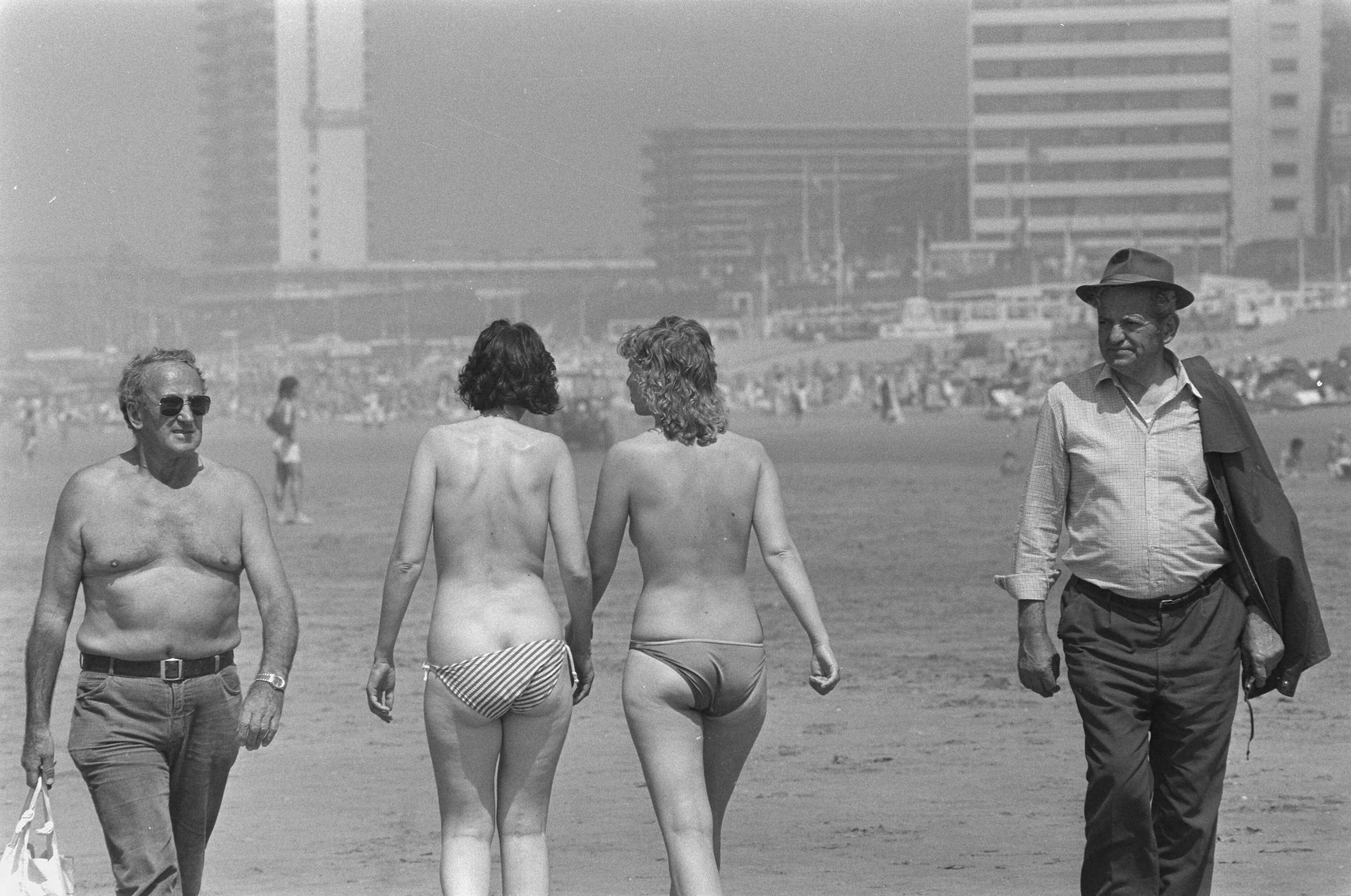 Fotocollectie Anefo — Warm weer op strand Zandvoort — Foto: Croes, Rob C. / Anefo. Licentie: Set B: Rechtenvrij / Publiek Domein. Bron: Nationaal Archief. http://hdl.handle.net/10648/ad61fdcc-d0b4-102d-bcf8-003048976d84