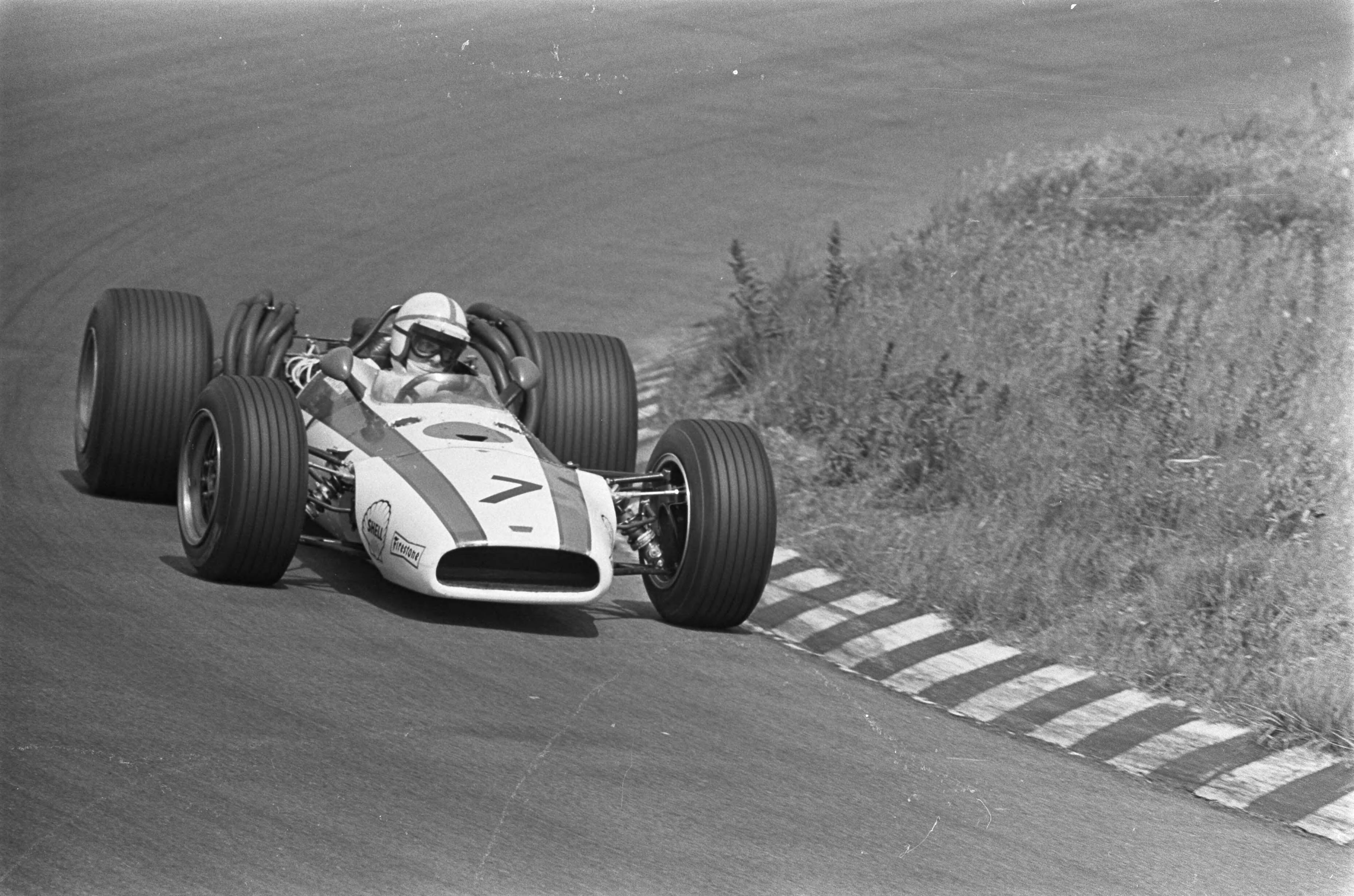 Fotocollectie Anefo — Grand Prix 68 Zandvoort training. John Surtees (7. Honda) — Foto: Evers, Joost / Anefo. Licentie: Set B: Rechtenvrij / Publiek Domein. Bron: Nationaal Archief. http://hdl.handle.net/10648/ab44bb92-d0b4-102d-bcf8-003048976d84