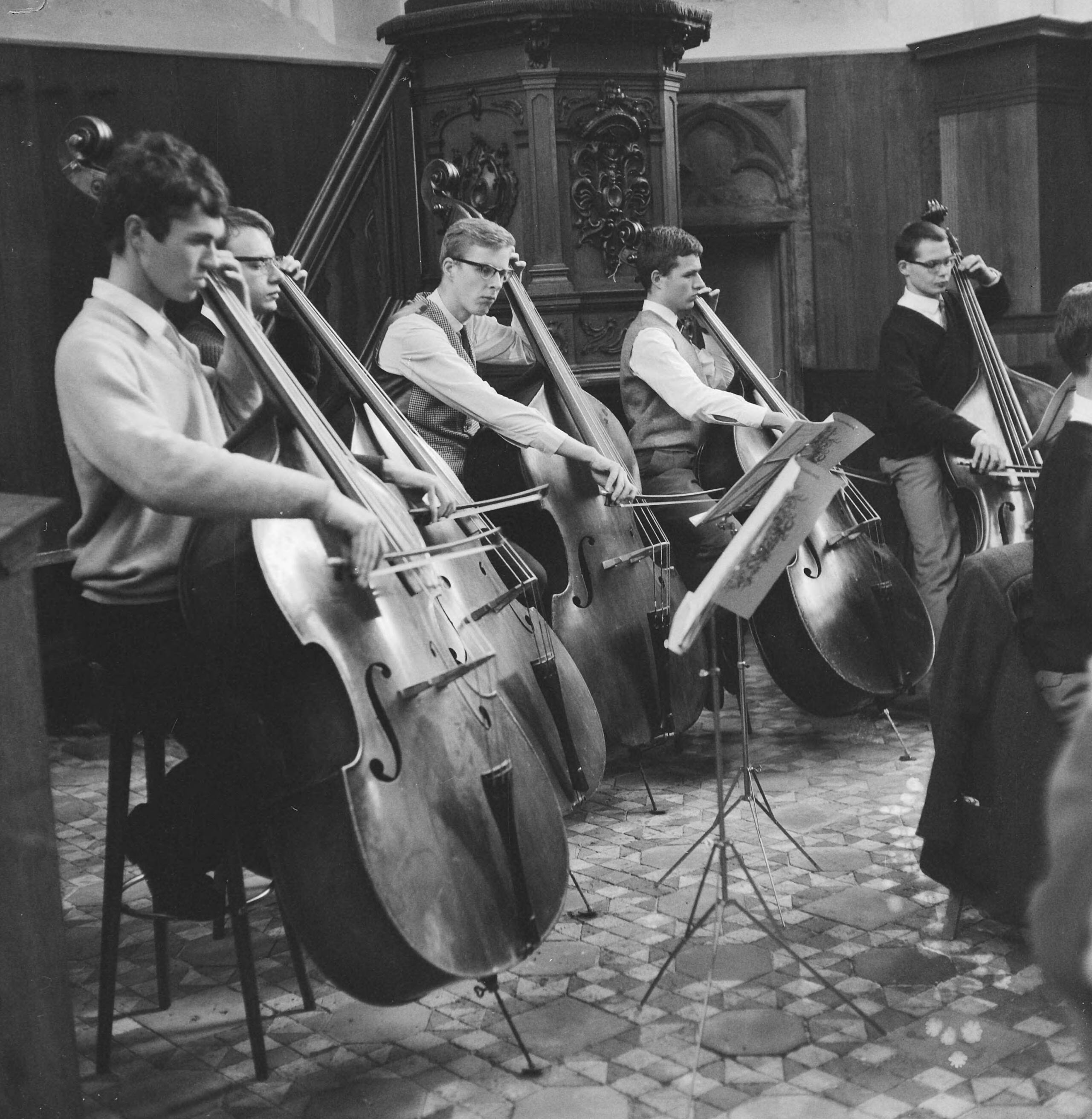 Fotocollectie Anefo — Nederlands Studenten Orkest in Bergen, Noord-Holland, de studenten tijdens de repetitie — Foto: Kroon, Ron / Anefo. Licentie: Set B: Rechtenvrij / Publiek Domein. Bron: Nationaal Archief. http://hdl.handle.net/10648/aad4eaba-d0b4-102d-bcf8-003048976d84