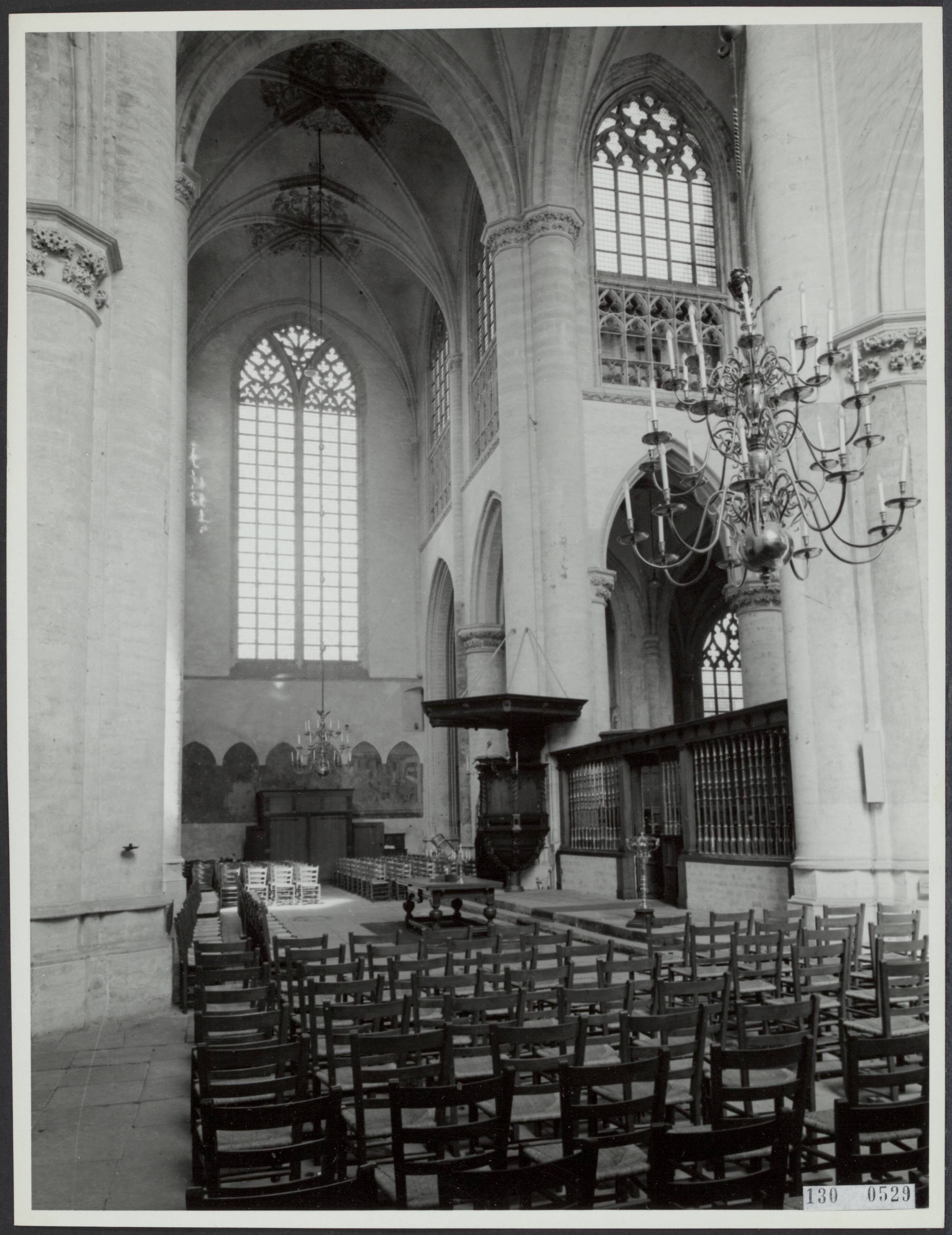 Fotocollectie Rijksvoorlichtingsdienst Eigen — Breda. Grote of O.L.V. kerk. Zicht vanuit z. transept naar het n.o — Foto: Rijksvoorlichtingsdienst (RVD). Licentie: Set B: Rechtenvrij / Publiek Domein. Bron: Nationaal Archief. http://hdl.handle.net/10648/af4b3478-d0b4-102d-bcf8-003048976d84