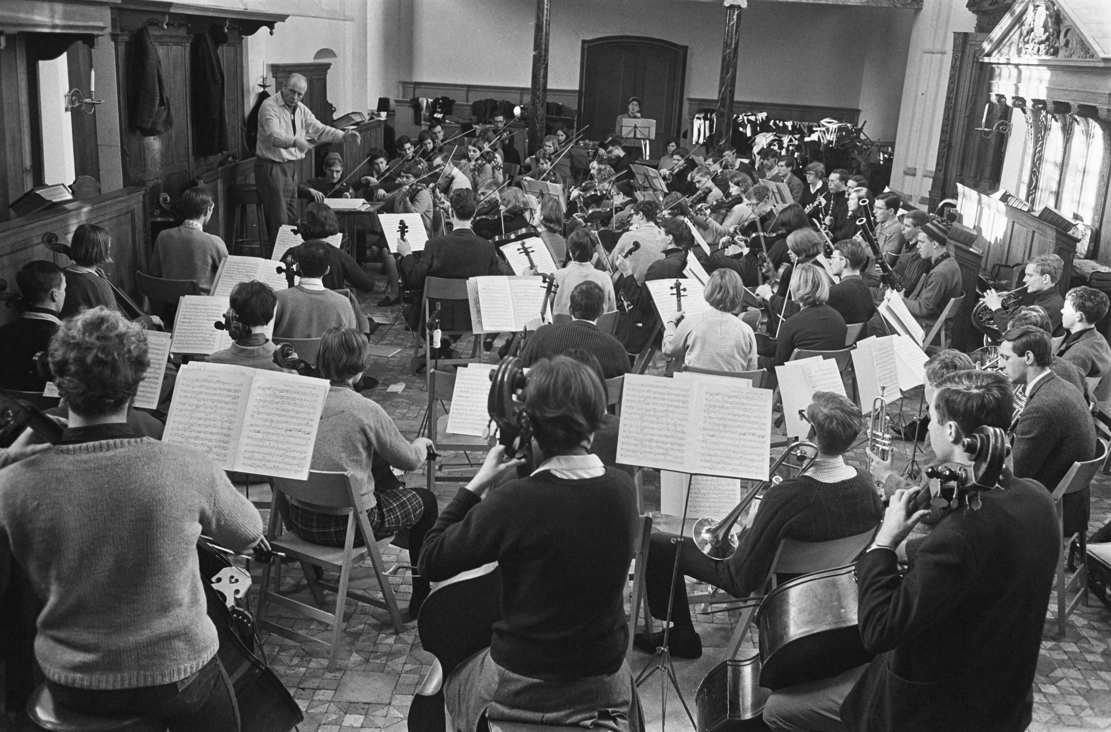 Fotocollectie Anefo — Studenten Orkest oefent in kerk van Bergen. — Foto: Koch, Eric / Anefo. Licentie: Set B: Rechtenvrij / Publiek Domein. Bron: Nationaal Archief. http://hdl.handle.net/10648/ab31db1c-d0b4-102d-bcf8-003048976d84