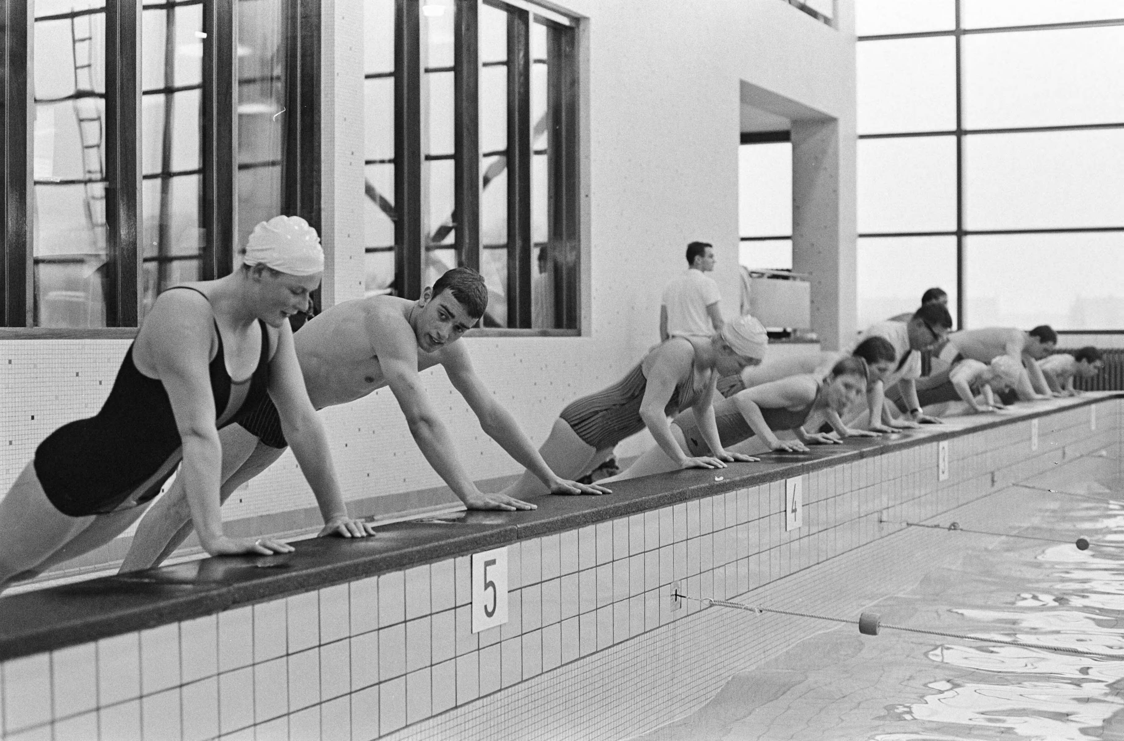 Fotocollectie Anefo — Nederlandse zwemploeg traint onder leiding van Rob Kerkhoven — Foto: Kroon, Ron / Anefo. Licentie: Set B: Rechtenvrij / Publiek Domein. Bron: Nationaal Archief. http://hdl.handle.net/10648/aad83cec-d0b4-102d-bcf8-003048976d84