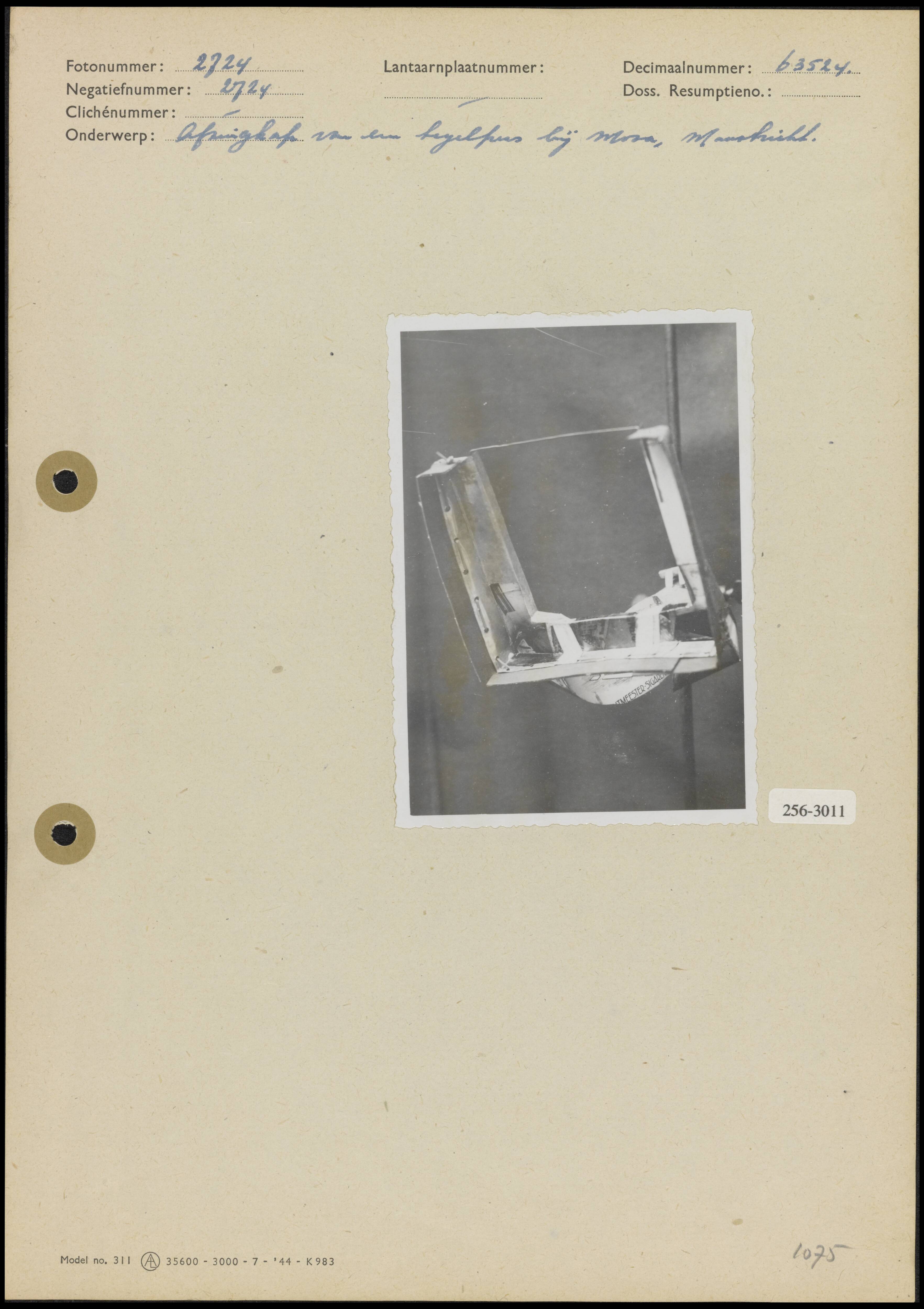 Fotocollectie Arbeidsinspectie — Afzuigkap van een tegelpers bij Mosa te Maastricht — Foto: Onbekend / Publiek Domein of Rechtenvrij. Licentie: Set B: Rechtenvrij / Publiek Domein. Bron: Nationaal Archief. http://hdl.handle.net/10648/b016a5f4-d0b4-102d-bcf8-003048976d84