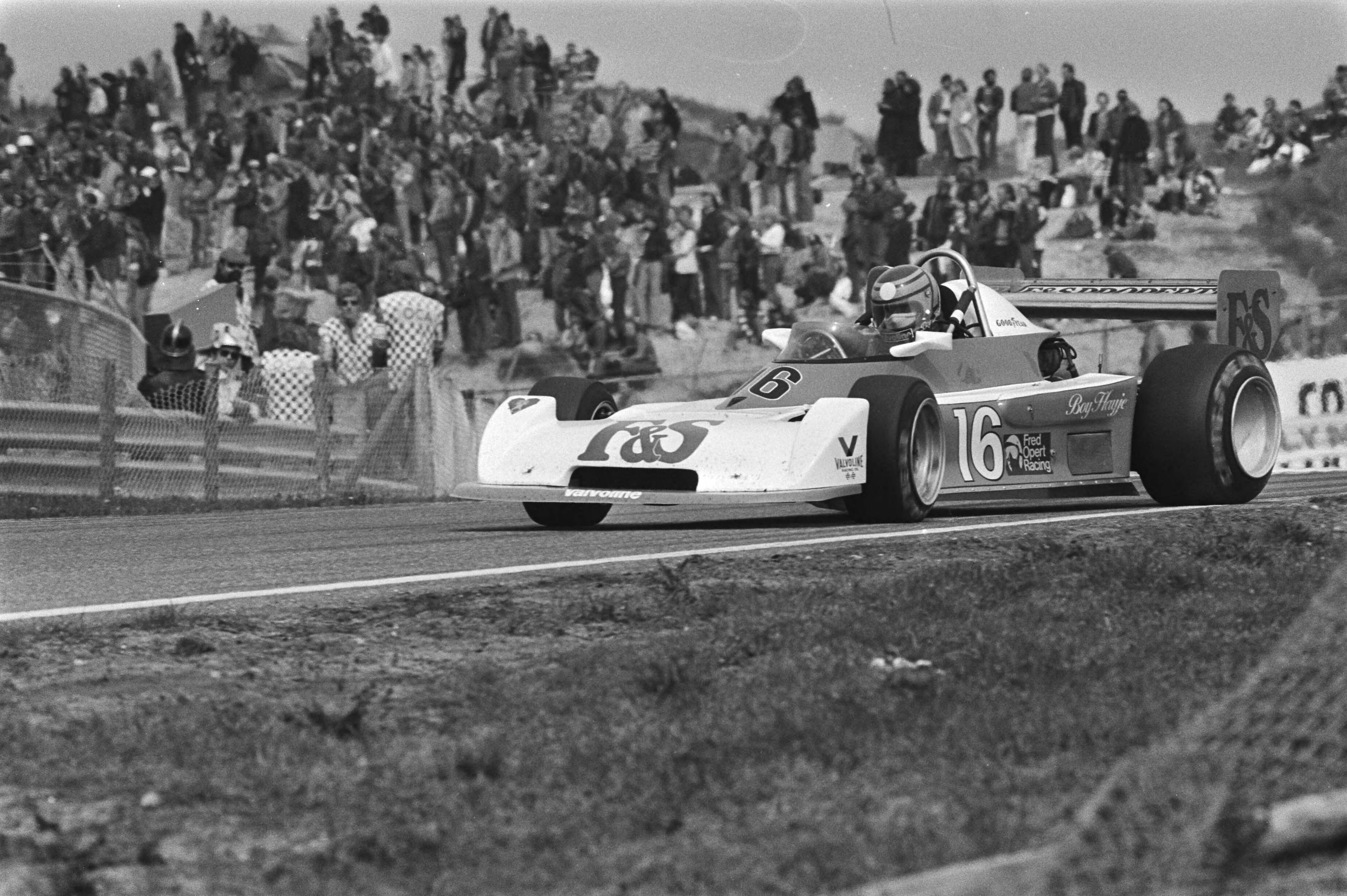Fotocollectie Anefo — Formule 1 en 2 races op Zandvoort; Nederlander Bob Hayje in actie — Foto: Suyk, Koen / Anefo. Licentie: Set B: Rechtenvrij / Publiek Domein. Bron: Nationaal Archief. http://hdl.handle.net/10648/acb2e5f8-d0b4-102d-bcf8-003048976d84