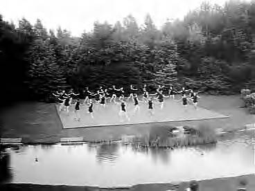Fotocollectie Anefo — Optreden van de Zweedse dansgroep "Isla Flickorna" in het openluchttheater van Bloemendaal in het kader van het Holland Festival — Foto: Bilsen, Joop van / Anefo. Licentie: Set B: Rechtenvrij / Publiek Domein. Bron: Nationaal Archief. http://hdl.handle.net/10648/a9648e2e-d0b4-102d-bcf8-003048976d84
