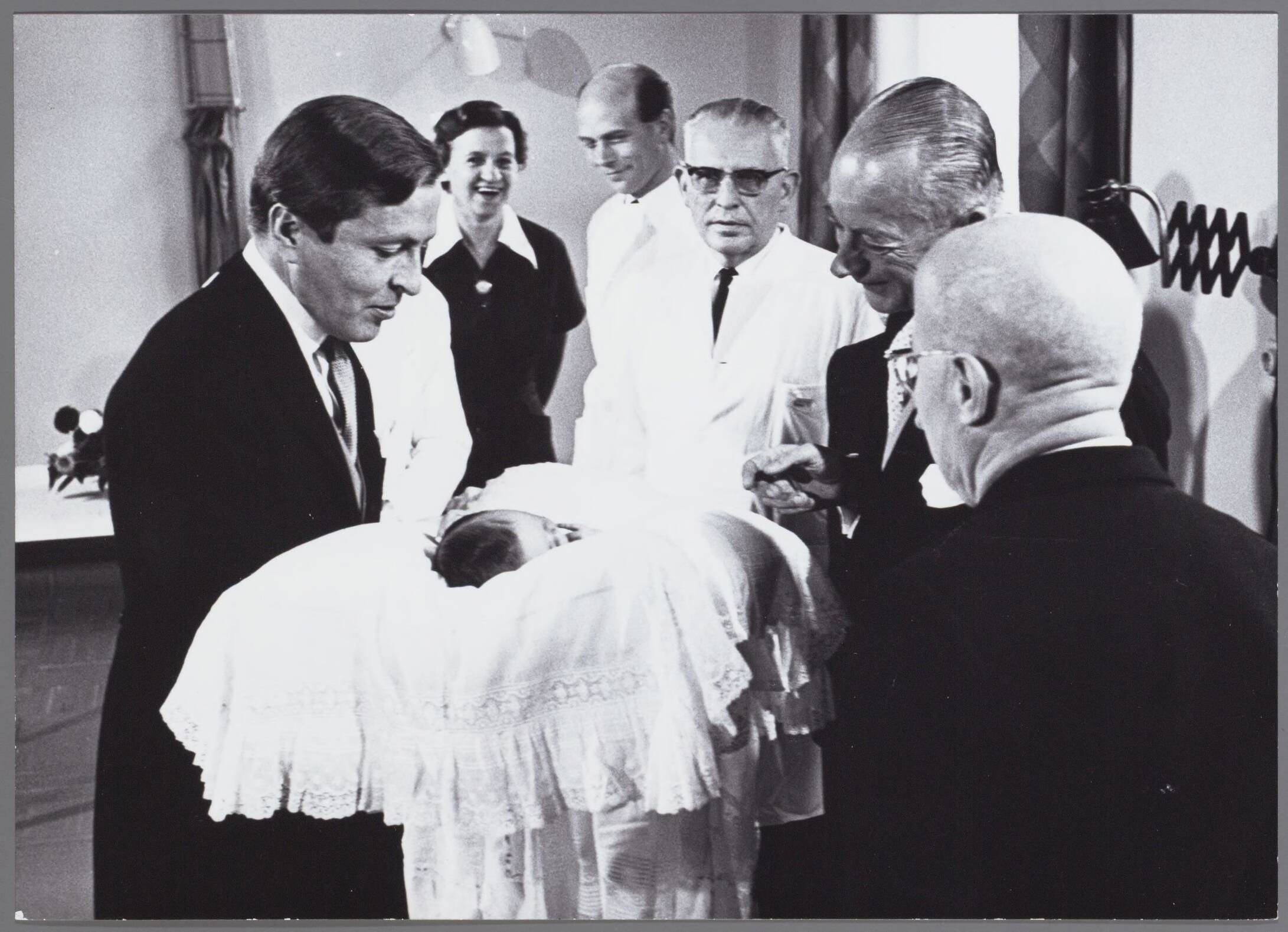 Fotocollectie RVD / Koninklijk Huis — Prins Johan Friso en Prins Claus in bijzijn van doktoren en verpleegster en van minister-president De Jong, vice-president van de Raad van State Beel en de burgemeester van Utrecht, jonkheer De Ranitz op 28 september 1968 in het Academisch Ziekenhuis Utrecht — Foto: Nationaal Foto Persbureau / RVD. Licentie: Set B: Rechtenvrij / Publiek Domein. Bron: Nationaal Archief. http://hdl.handle.net/10648/afaecdda-d0b4-102d-bcf8-003048976d84