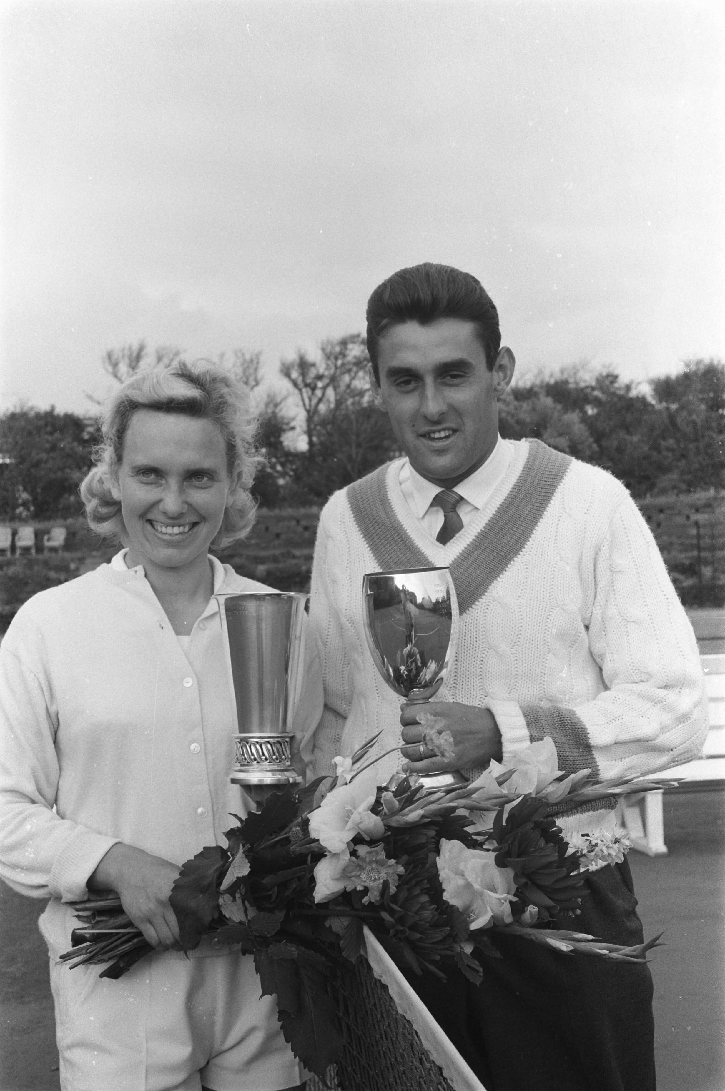 Fotocollectie Anefo — Nationale Tenniskampioenschappen. Winnaars enkelspel Jetty Baars-Wienese en Piet van Eysden — Foto: Pot, Harry / Anefo. Licentie: Set B: Rechtenvrij / Publiek Domein. Bron: Nationaal Archief. http://hdl.handle.net/10648/a9dff384-d0b4-102d-bcf8-003048976d84