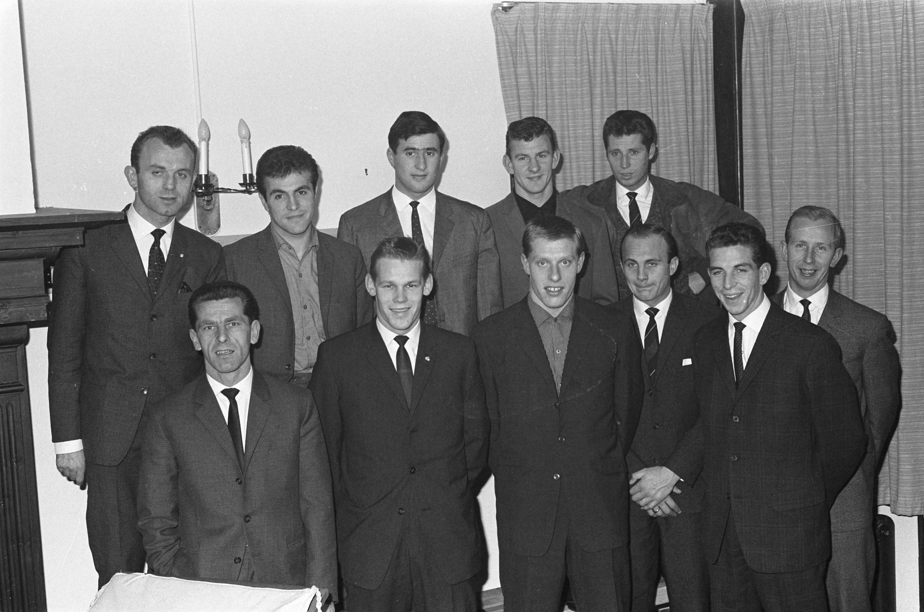 Fotocollectie Anefo — Voorbereiding van het Nederlands elftal voor de wedstrijd tegen Zwitserland. Spelers Nederlands elftal, v.l.n.r. Van Wissen, Muller, Swart, Prins, Van der Linden , voorste rij Clavan, Van de Merwe, Pronk, Ouderland, Haak en Groot — Foto: Pot, Harry / Anefo. Licentie: Set B: Rechtenvrij / Publiek Domein. Bron: Nationaal Archief. http://hdl.handle.net/10648/aa1e4d46-d0b4-102d-bcf8-003048976d84