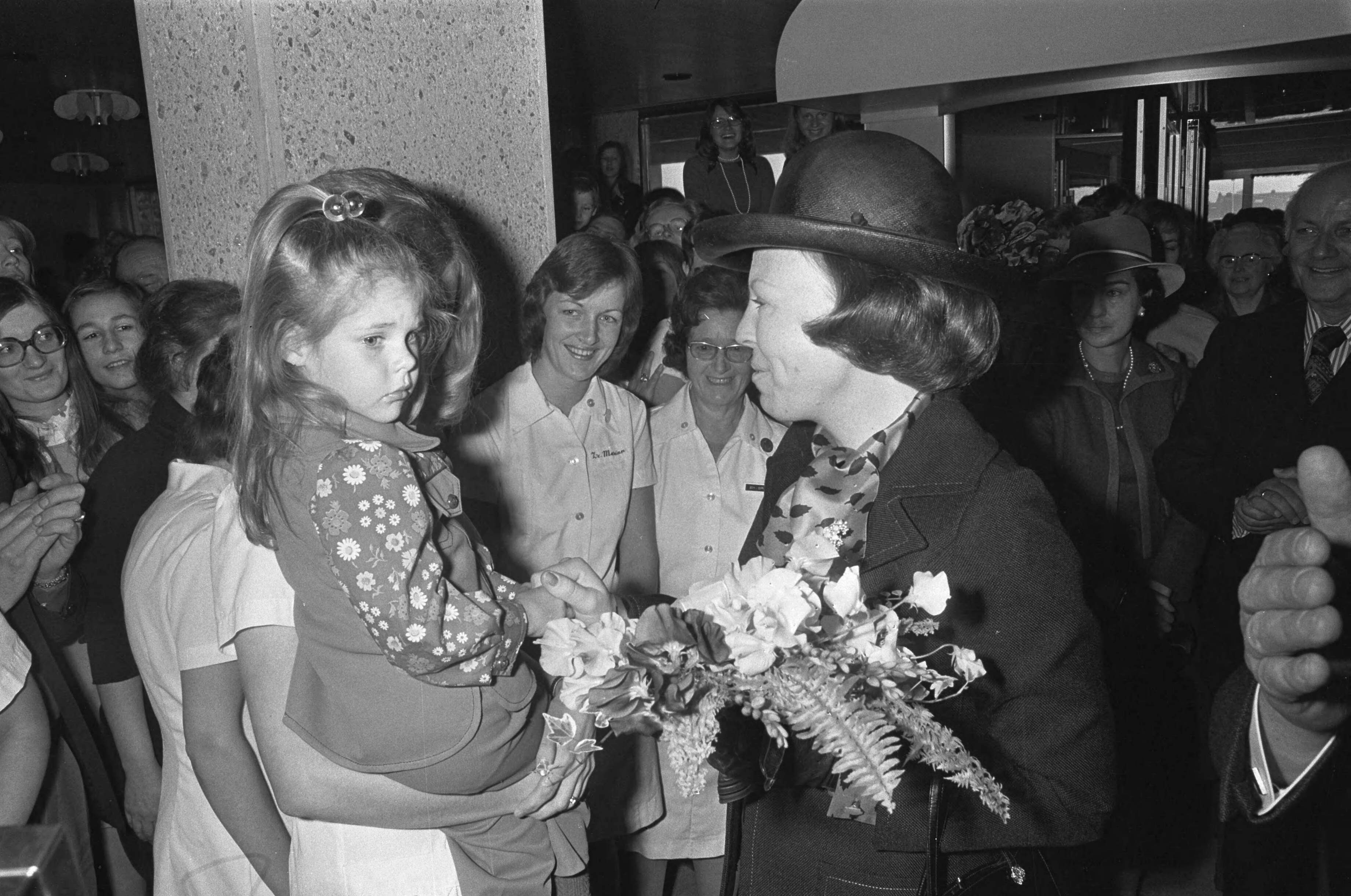Beatrix opent nieuw Diaconessenziekenhuis in Heemstede — Beatrix krijgt bloemen aangeboden — Foto: Fotograaf Onbekend / Anefo. Licentie: Set B: Rechtenvrij / Publiek Domein. Bron: Nationaal Archief. http://hdl.handle.net/10648/ac4ab460-d0b4-102d-bcf8-003048976d84