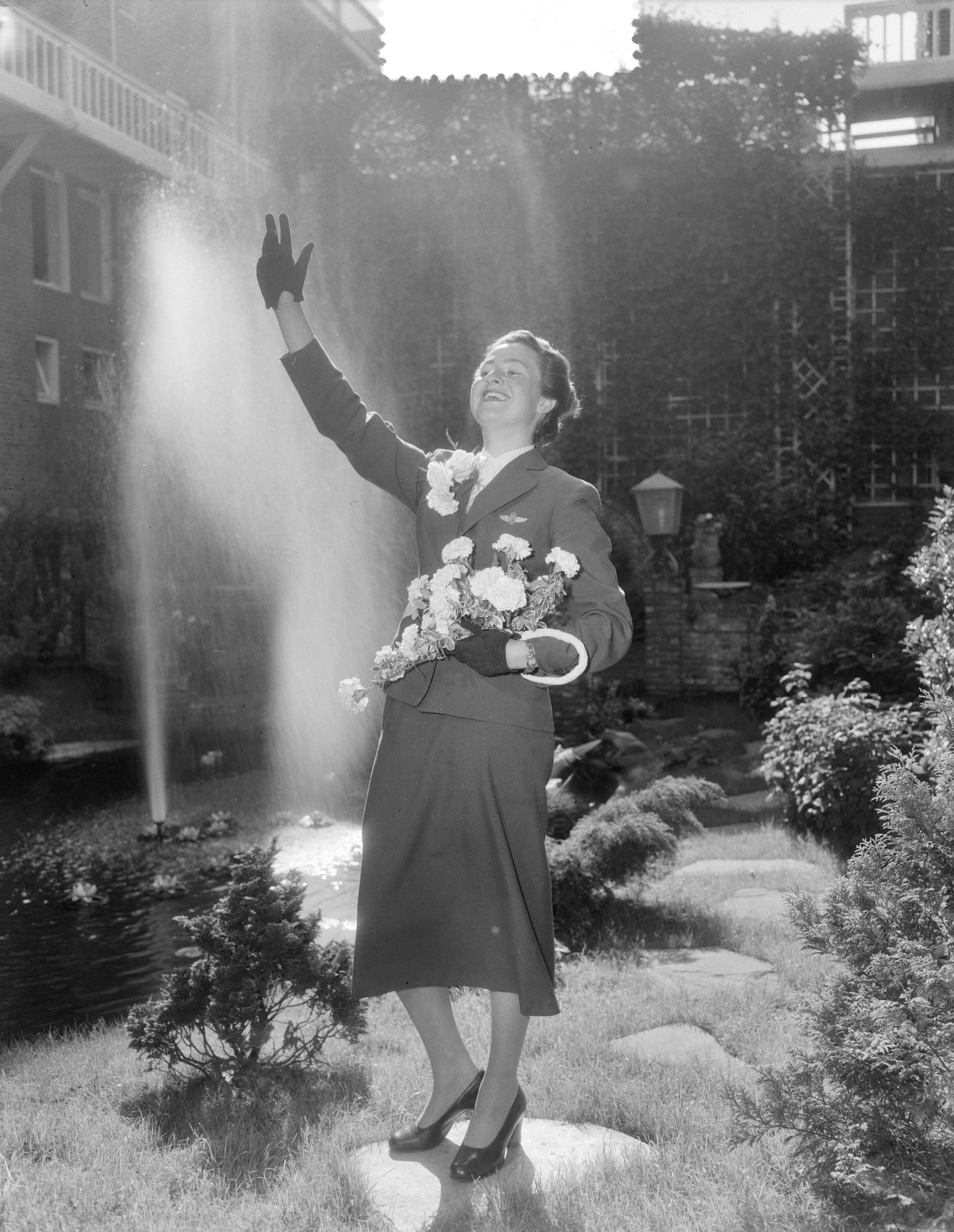 Fotocollectie Anefo — De Bloemenkoningin van Den Haag 1954 is de 23-jarige KLM-stewardess Gusta van der Leeuw uit Voorburg — Foto: Duinen, G.W. van / Anefo. Licentie: Set B: Rechtenvrij / Publiek Domein. Bron: Nationaal Archief. http://hdl.handle.net/10648/a9234d6a-d0b4-102d-bcf8-003048976d84