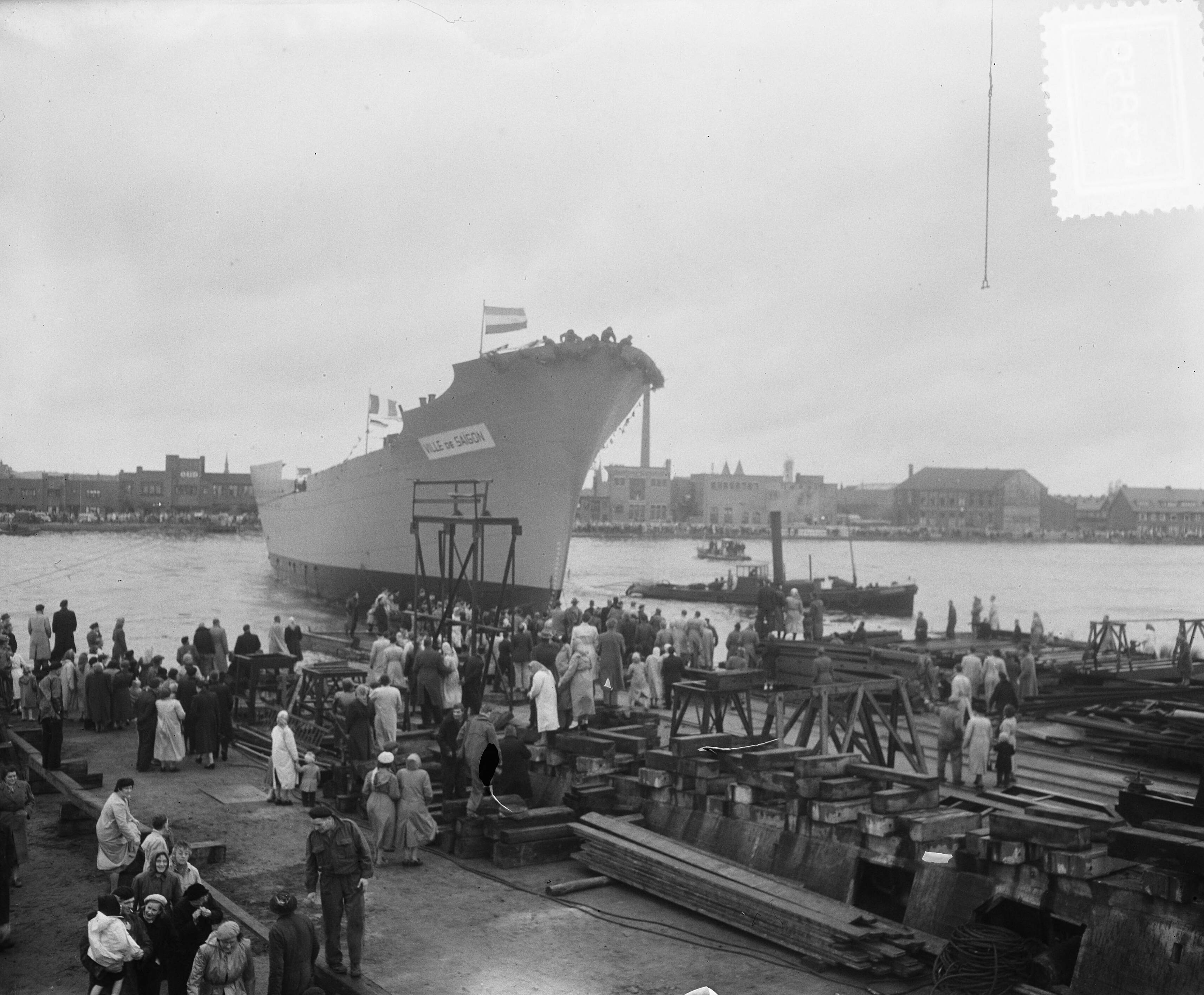 Fotocollectie Anefo — Tewaterlating van het schip "Ville de Saigon" bij de Haarlemse Scheepsbouwmij. Keizerin van Vietnam Nam Phuong doopt het schip — Foto: Pot, Harry / Anefo. Licentie: Set B: Rechtenvrij / Publiek Domein. Bron: Nationaal Archief. http://hdl.handle.net/10648/a901db8a-d0b4-102d-bcf8-003048976d84