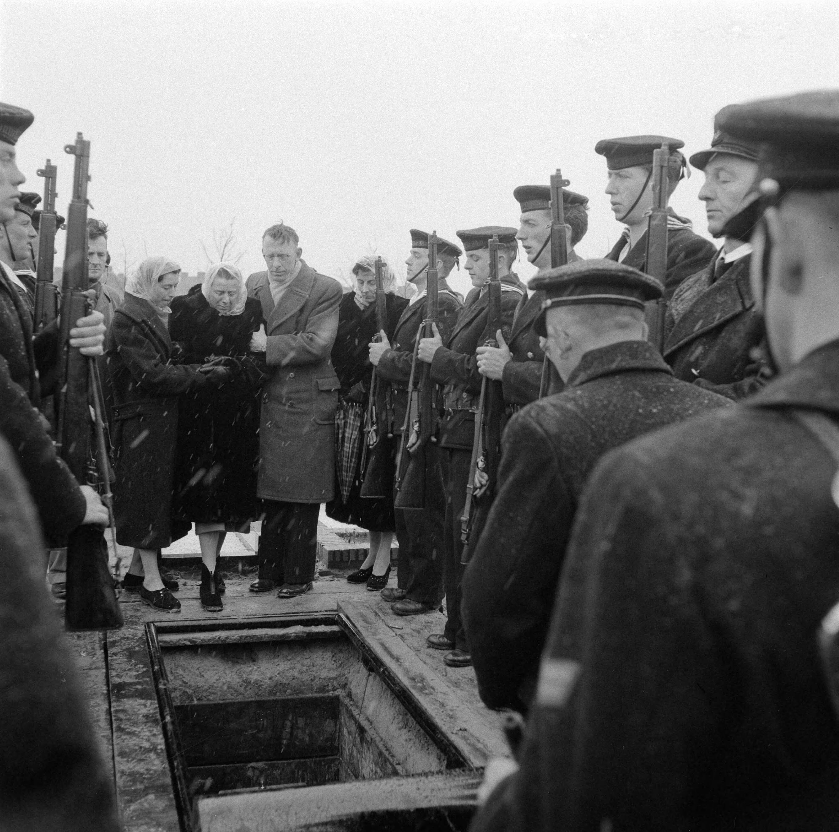 Fotocollectie Anefo — Marinebegrafenis van sergeant-kok W. Bouwman te Vlissingen — Foto: Behrens, Herbert F. / Anefo. Licentie: Set B: Rechtenvrij / Publiek Domein. Bron: Nationaal Archief. http://hdl.handle.net/10648/a958aa78-d0b4-102d-bcf8-003048976d84