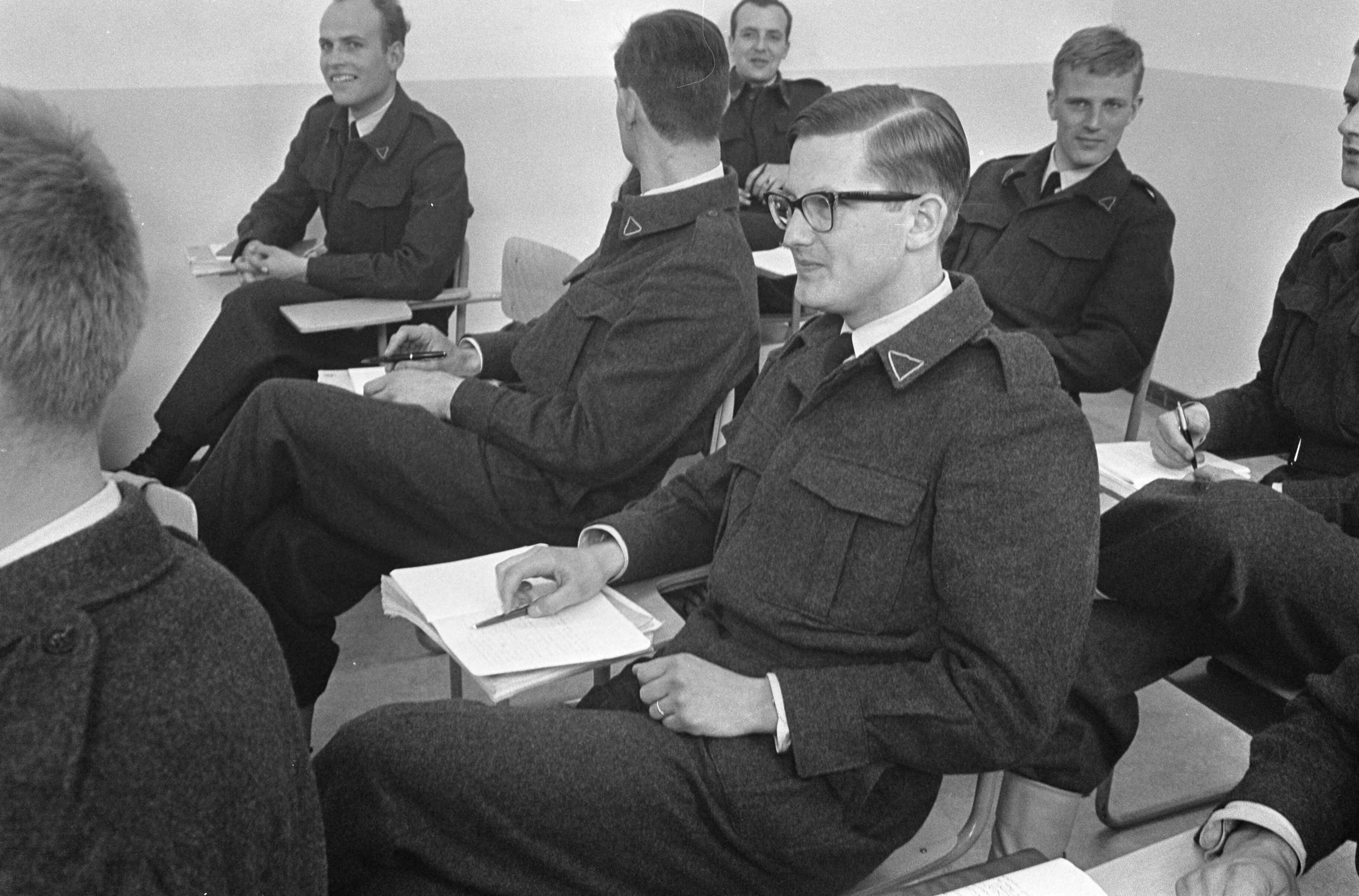 Fotocollectie Anefo — Mr. Pieter van Vollenhoven in militaire dienst bij de luchtmacht in Breda, Soldaat mr. Pieter in de klas — Foto: Koch, Eric / Anefo. Licentie: Set B: Rechtenvrij / Publiek Domein. Bron: Nationaal Archief. http://hdl.handle.net/10648/aae77284-d0b4-102d-bcf8-003048976d84