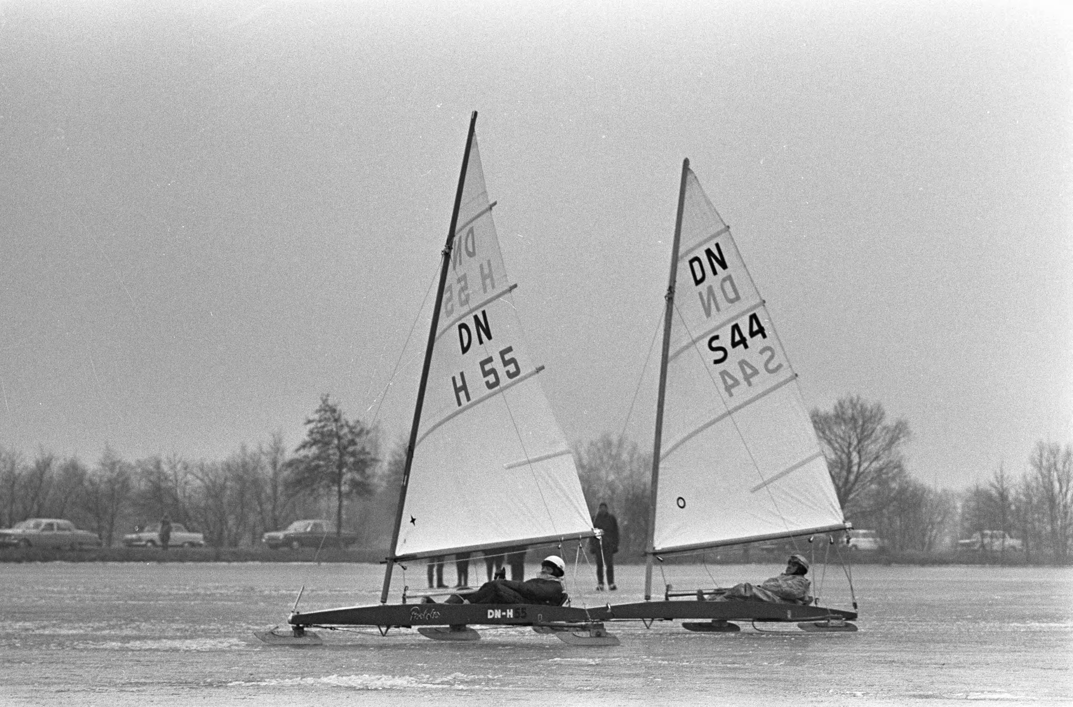 Fotocollectie Anefo — IJszeilen bij Loosdrecht, start DN klasse — Foto: Kroon, Ron / Anefo. Licentie: Set B: Rechtenvrij / Publiek Domein. Bron: Nationaal Archief. http://hdl.handle.net/10648/aad80b46-d0b4-102d-bcf8-003048976d84