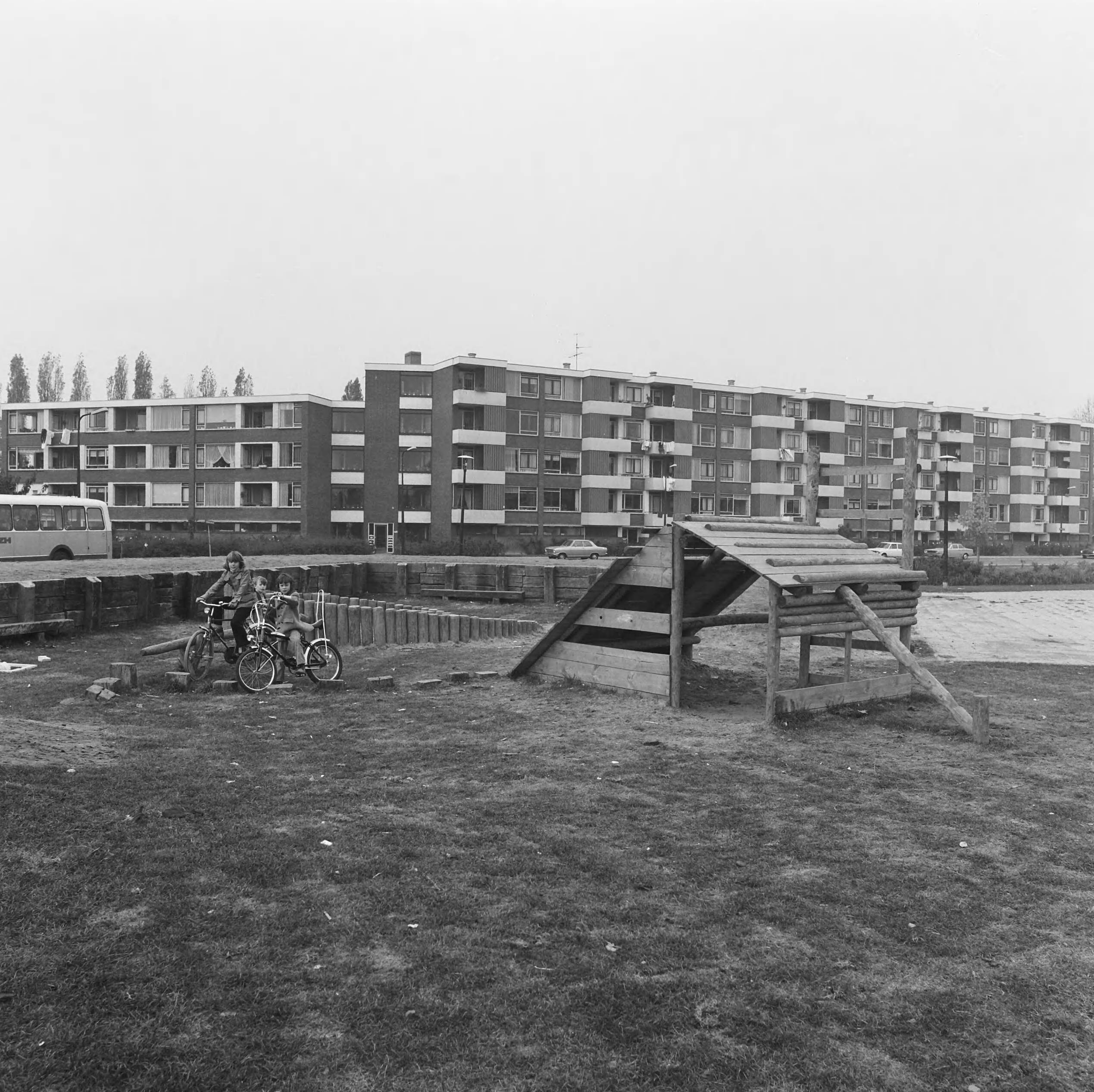 Fotocollectie Nederlandse Heidemaatschappij — Speeltuinen in woonwijken [Zoetermeer?] — Foto: Fotograaf Onbekend / Heidemij. Licentie: Set B: Rechtenvrij / Publiek Domein. Bron: Nationaal Archief. http://hdl.handle.net/10648/ae835f48-d0b4-102d-bcf8-003048976d84