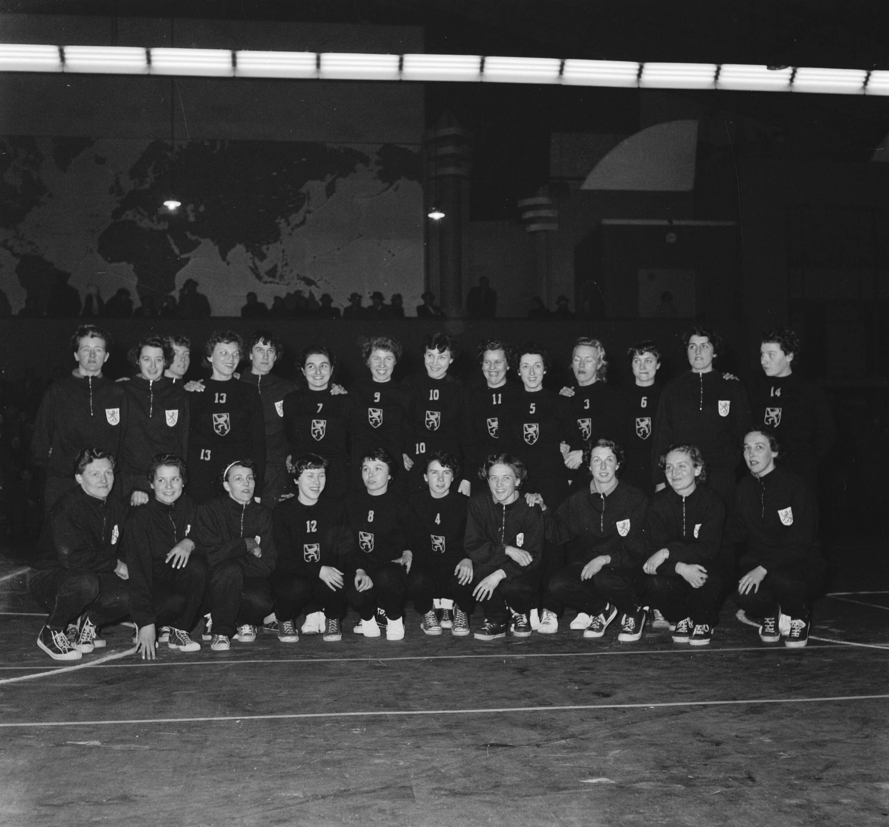 Fotocollectie Anefo — Basketbal. Landenwedstrijd Nederland tegen België in Den Haag. De damesploegen — Foto: Behrens, Herbert F. / Anefo. Licentie: Set B: Rechtenvrij / Publiek Domein. Bron: Nationaal Archief. http://hdl.handle.net/10648/a9435a24-d0b4-102d-bcf8-003048976d84