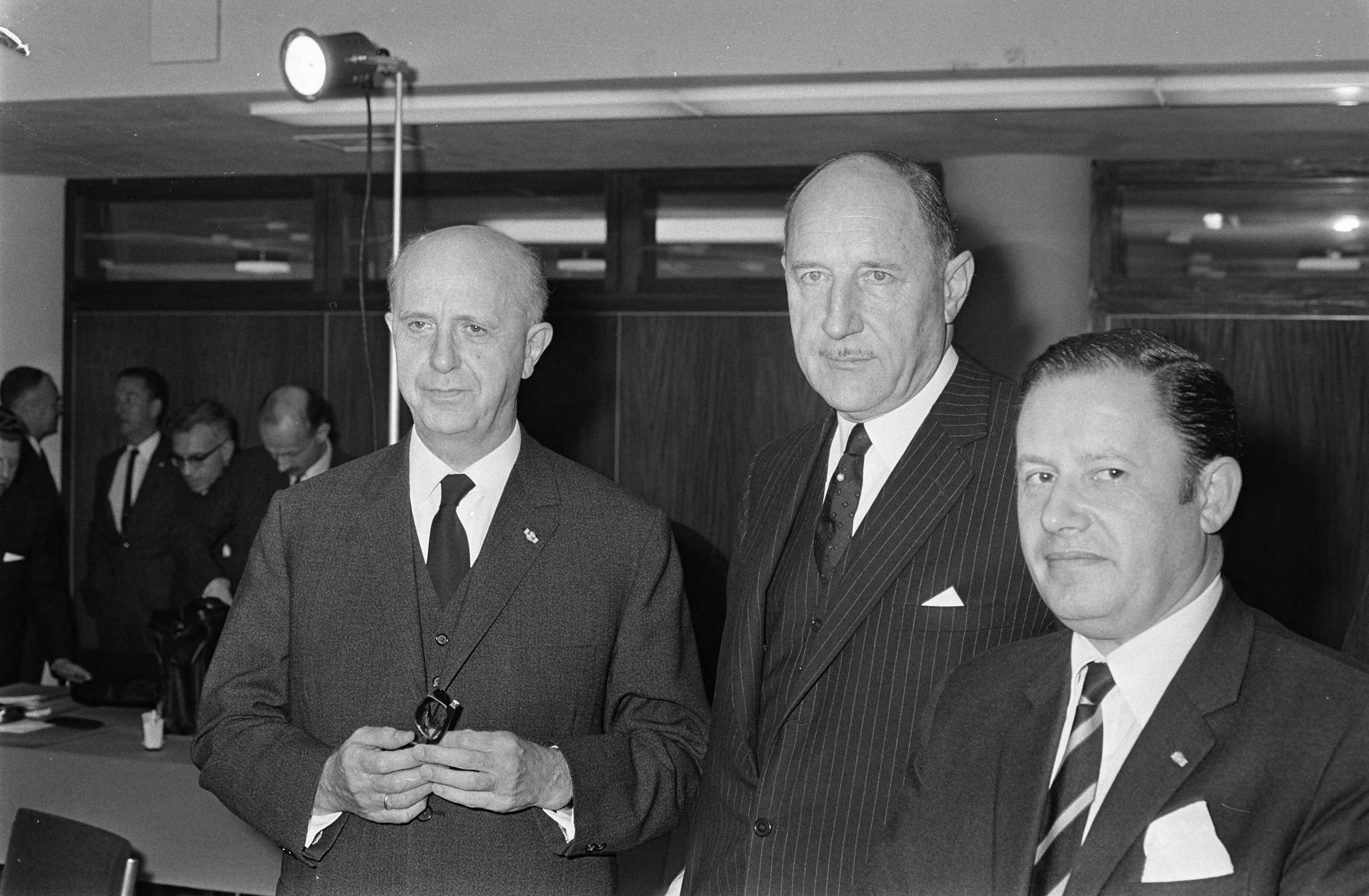 Fotocollectie Anefo — Benelux Regeringsconferentie in Congresgebouw, Den Haag vlnr Harmel (minister Buitenlandse Zaken Belgie), ministe Luns en Thorn (minister Buitenlandse Zaken — Foto: Verhoeff, Bert / Anefo. Licentie: Set B: Rechtenvrij / Publiek Domein. Bron: Nationaal Archief. http://hdl.handle.net/10648/ab670030-d0b4-102d-bcf8-003048976d84