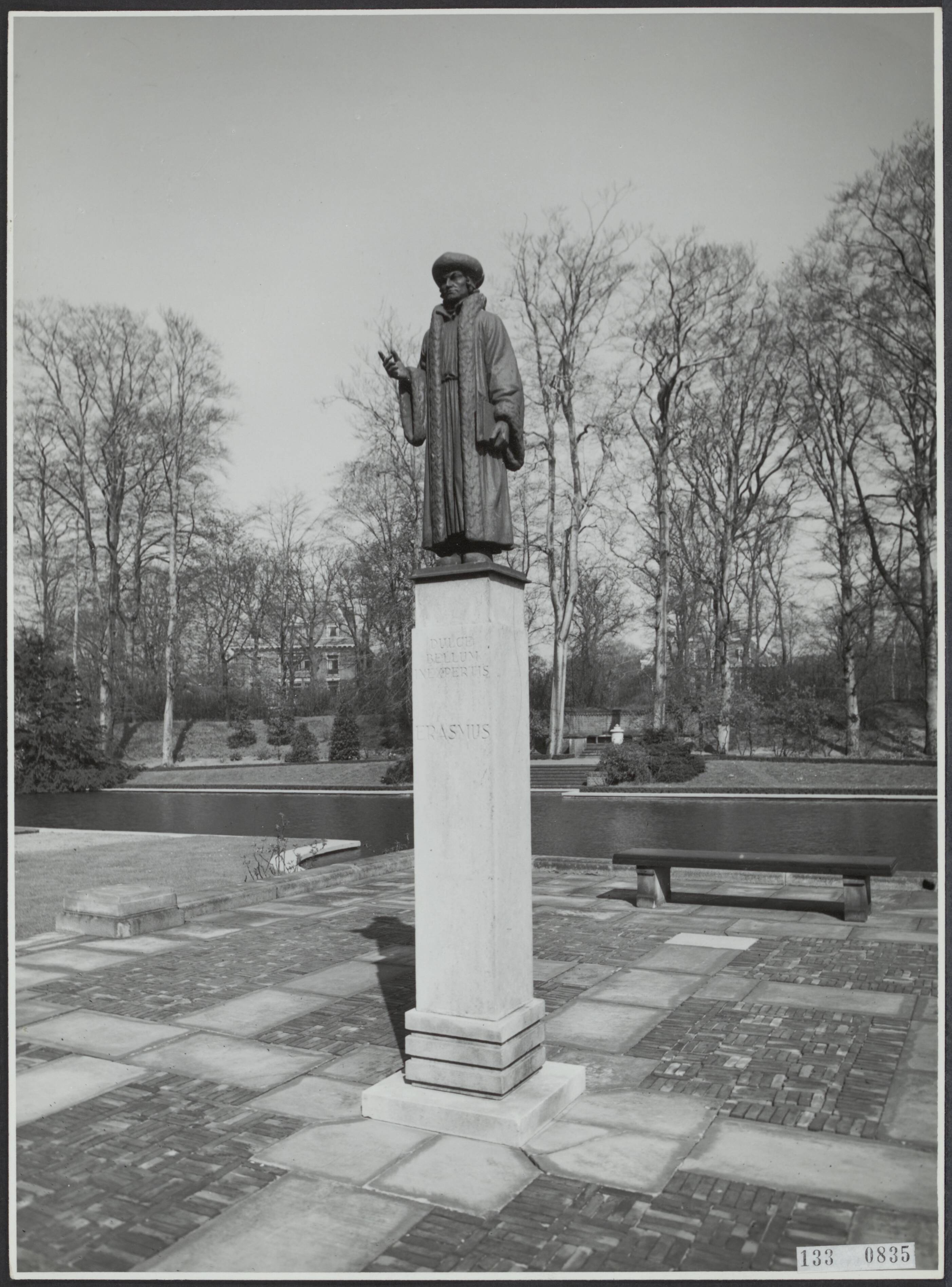 Fotocollectie Rijksvoorlichtingsdienst Eigen — Den Haag. Tuin Vredespaleis: bronzen beeld van Erasmus door Hildo Krop (1884-1970) — Foto: Fotodienst Gemeente Den Haag. Licentie: Set B: Rechtenvrij / Publiek Domein. Bron: Nationaal Archief. http://hdl.handle.net/10648/af5aaf52-d0b4-102d-bcf8-003048976d84