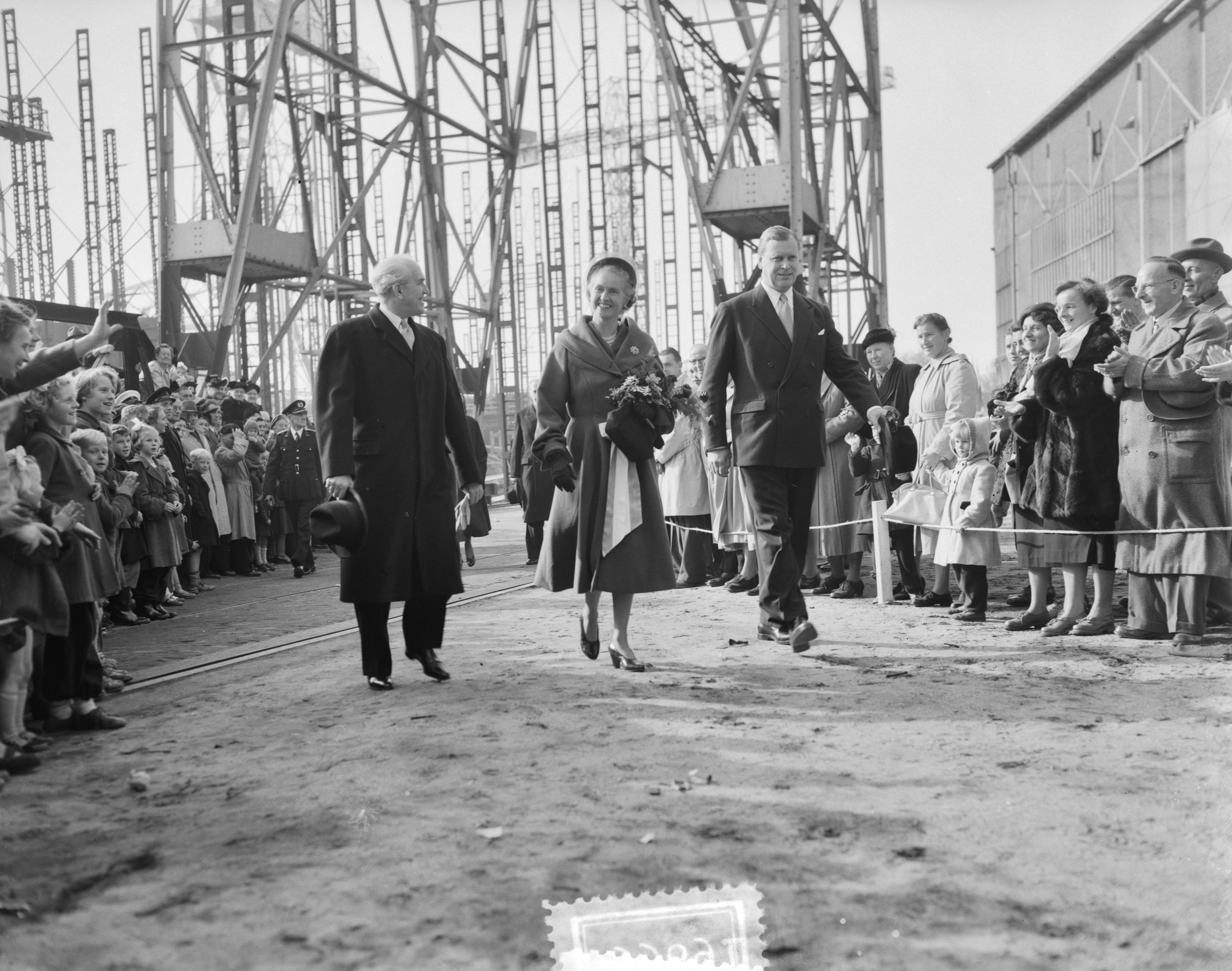 Tewaterlating Zweeds schip "Kungsholm" bij De Schelde te Vlissingen — Tewaterlating Zweeds schip "Kungsholm" bij De Schelde te Vlissingen. Prinses Sybilla van Zweden doopt het schip — Foto: Consenheim, Wim / Anefo. Licentie: Set B: Rechtenvrij / Publiek Domein. Bron: Nationaal Archief. http://hdl.handle.net/10648/a9015e76-d0b4-102d-bcf8-003048976d84