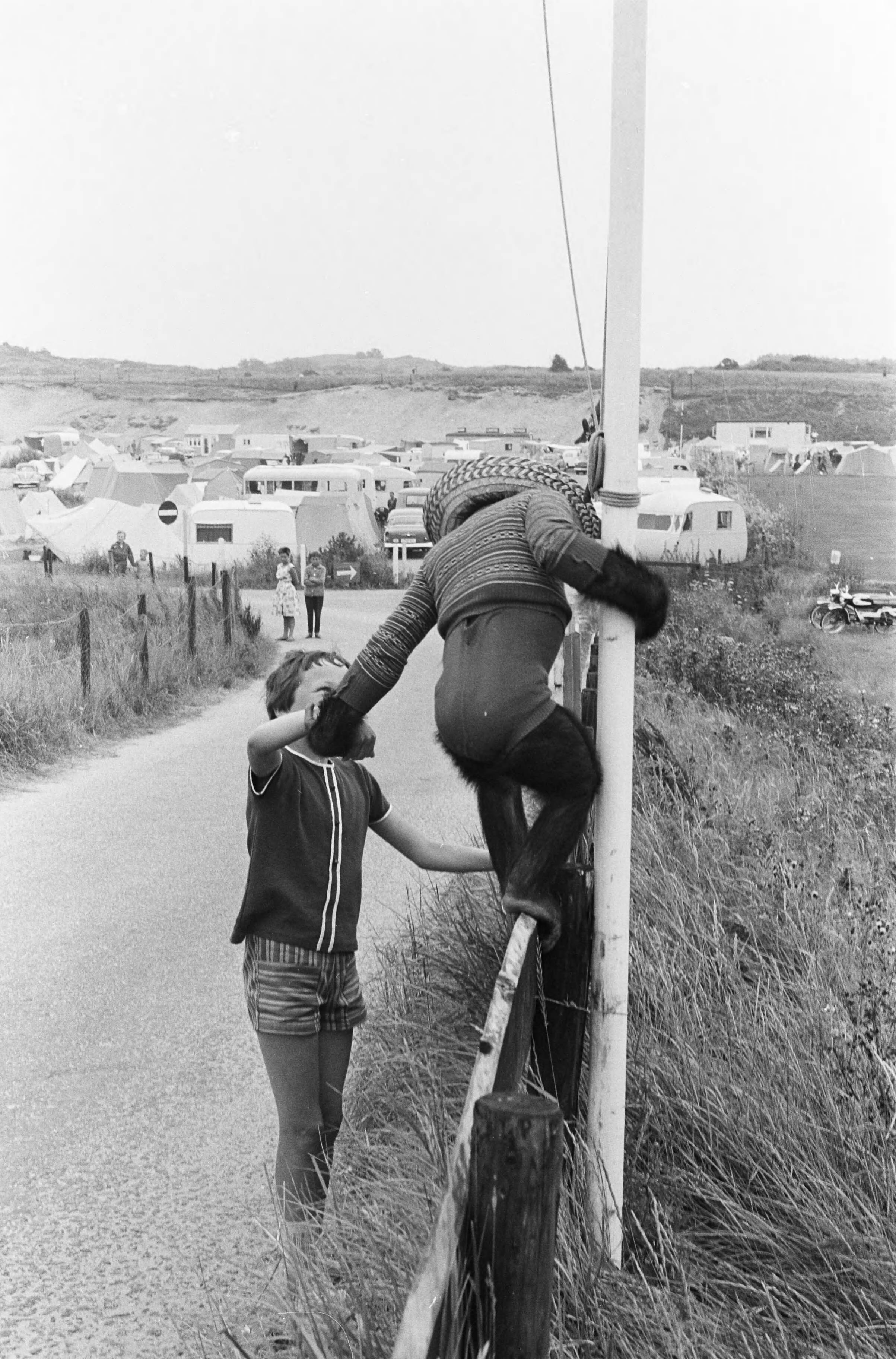 Fotocollectie Anefo — Op Camping Sandevoerde (Zandvoort) logeert een vreemde gast de chimpansee Suzy , aan de wandel met een van de kinderen — Foto: Pot, Harry / Anefo. Licentie: Set B: Rechtenvrij / Publiek Domein. Bron: Nationaal Archief. http://hdl.handle.net/10648/aa124906-d0b4-102d-bcf8-003048976d84