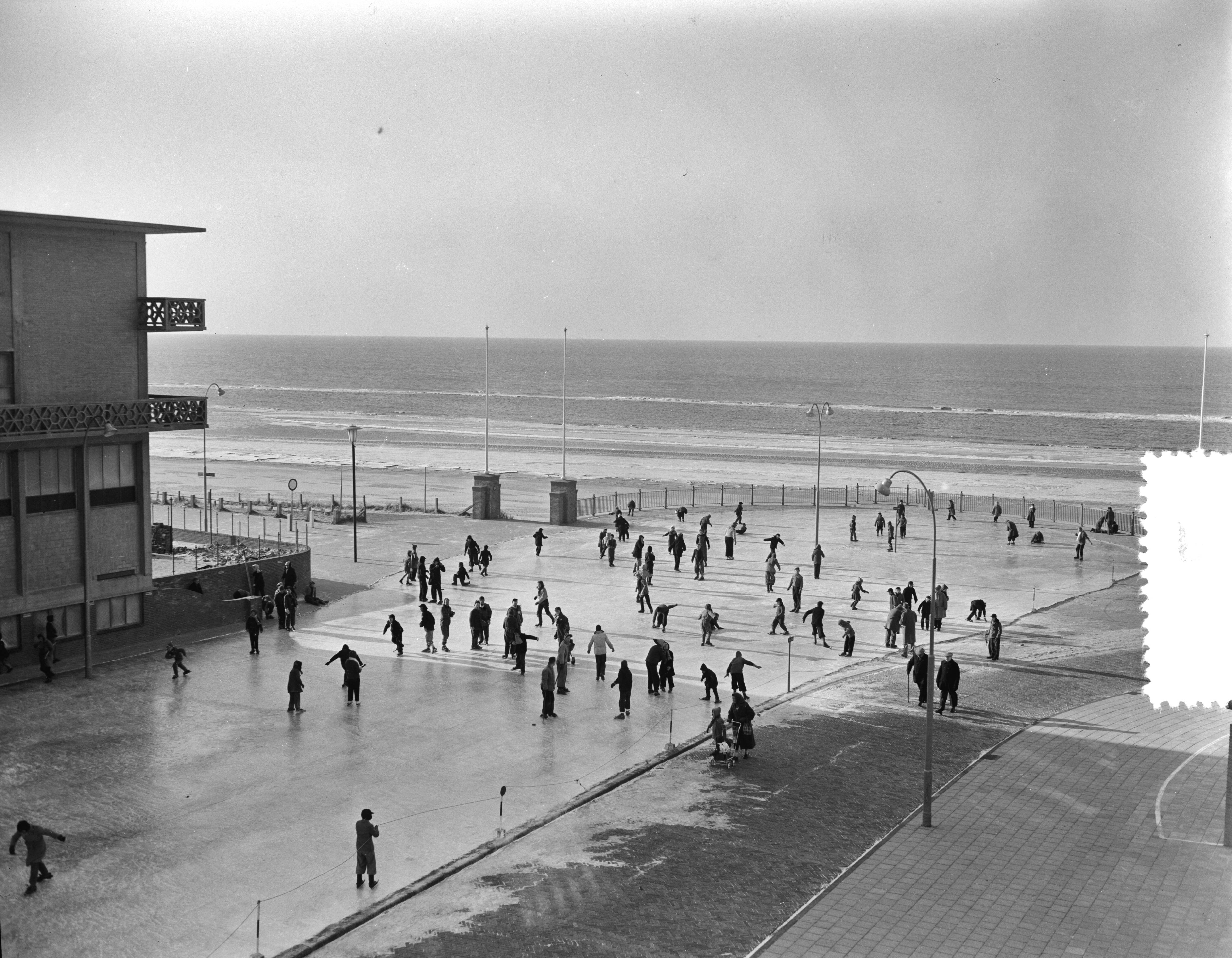 Fotocollectie Anefo — IJspret in Zandvoort. De rotonde met ijs — Foto: Pot, Harry / Anefo. Licentie: Set B: Rechtenvrij / Publiek Domein. Bron: Nationaal Archief. http://hdl.handle.net/10648/a9426ef2-d0b4-102d-bcf8-003048976d84