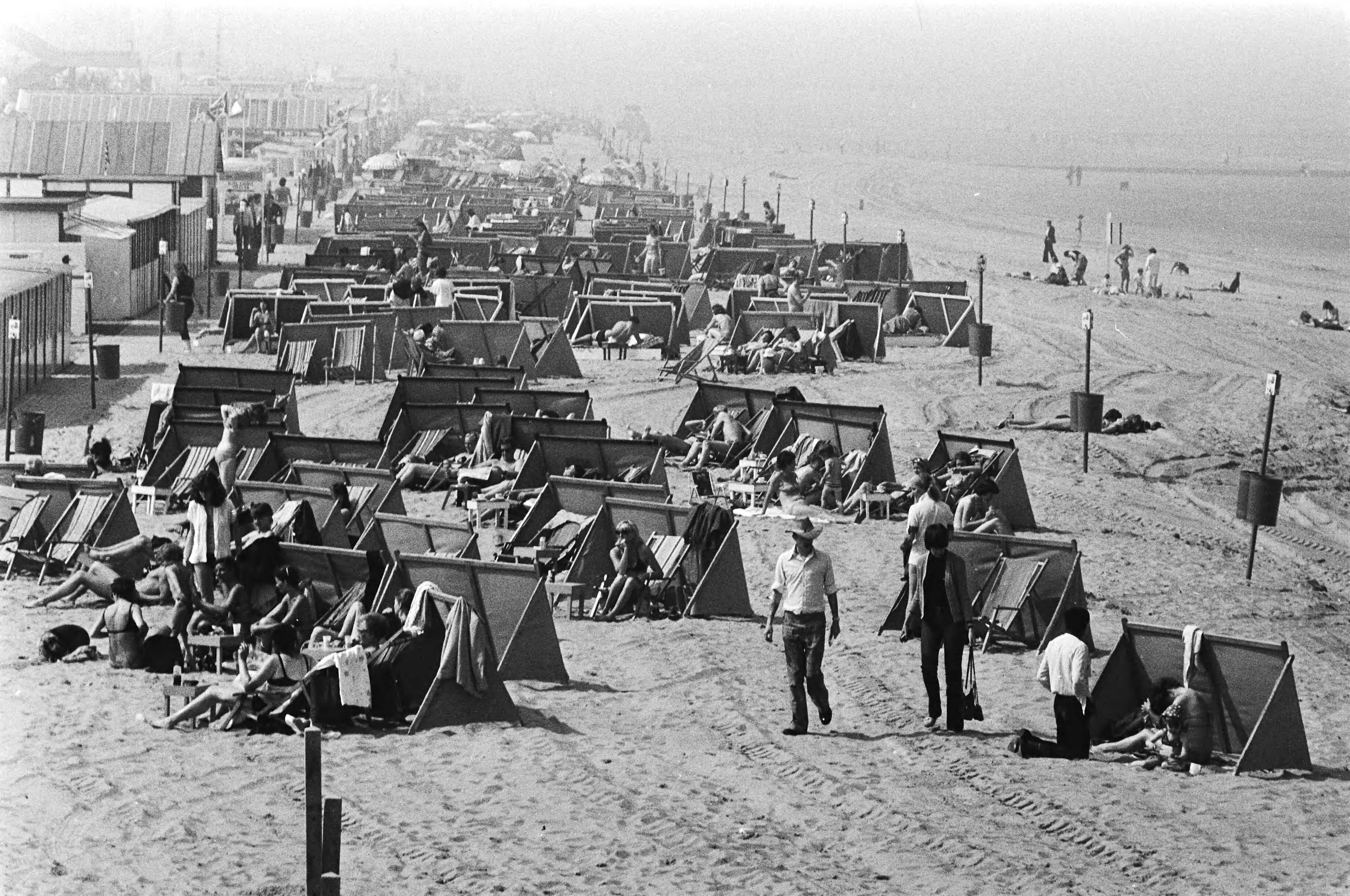 Mooi weer in Scheveningen — Zonnende mensen op het strand — Foto: Suyk, Koen / Anefo. Licentie: Set B: Rechtenvrij / Publiek Domein. Bron: Nationaal Archief. http://hdl.handle.net/10648/acca0684-d0b4-102d-bcf8-003048976d84