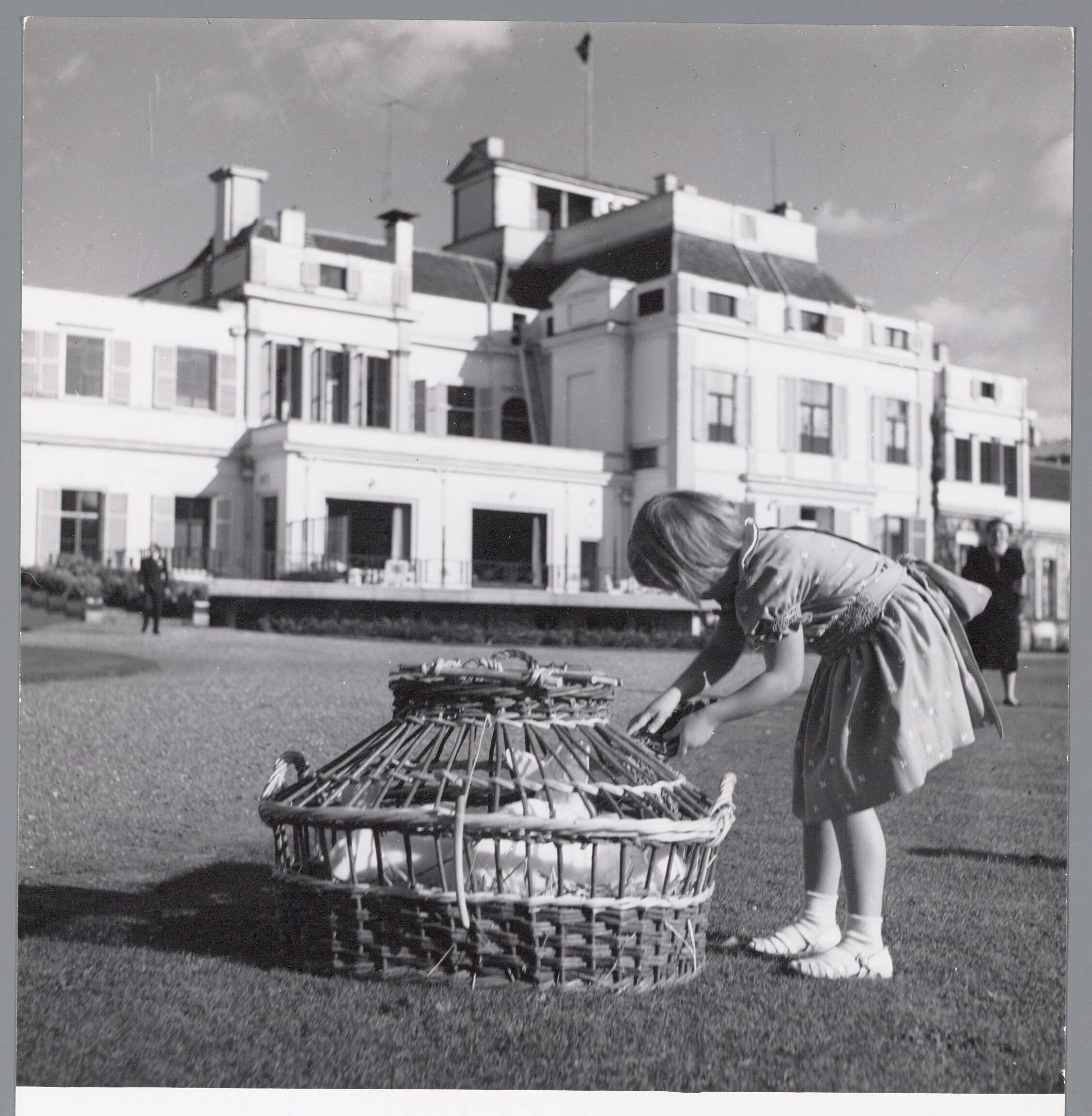 Fotocollectie RVD / Koninklijk Huis — Prinses Marijke bij Paleis Soestdijk — Foto: Onbekend / RVD. Licentie: Set B: Rechtenvrij / Publiek Domein. Bron: Nationaal Archief. http://hdl.handle.net/10648/afacbcac-d0b4-102d-bcf8-003048976d84