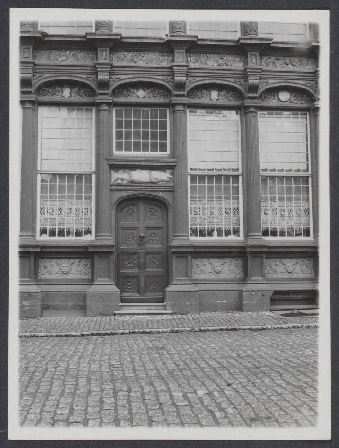 Mechelen — Mechelen. Detail gevel van het huis De Zalm — Foto: Onbekend / Publiek Domein of Rechtenvrij. Licentie: Set B: Rechtenvrij / Publiek Domein. Bron: Nationaal Archief. http://hdl.handle.net/10648/0fbc7b00-09bb-8b4f-7c78-e66aa491060b