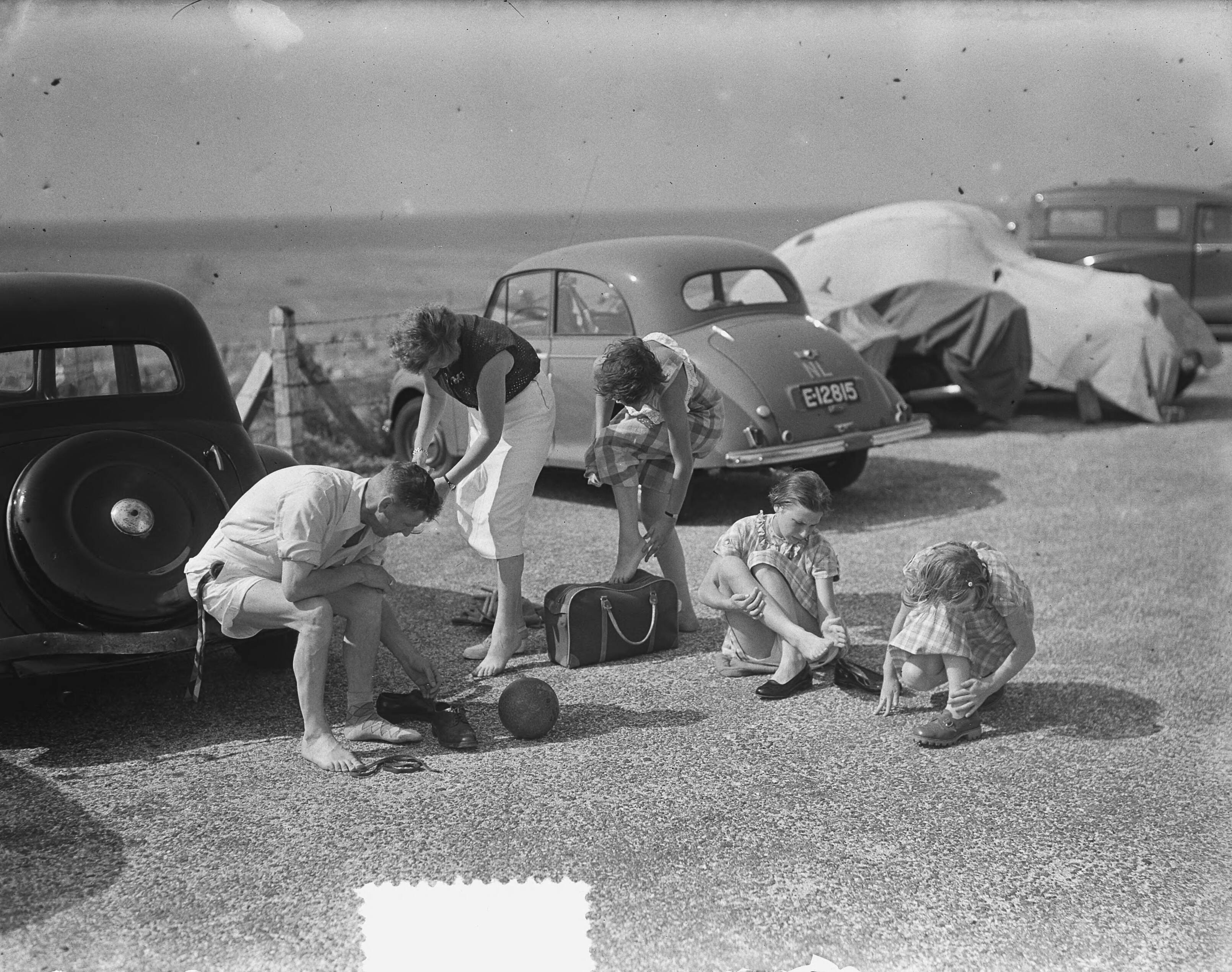 Fotocollectie Anefo — Warmte op Zandvoort. Voeten schoonmaken na strandbezoek — Foto: Noske, J.D. / Anefo. Licentie: Set B: Rechtenvrij / Publiek Domein. Bron: Nationaal Archief. http://hdl.handle.net/10648/a8fc95c6-d0b4-102d-bcf8-003048976d84