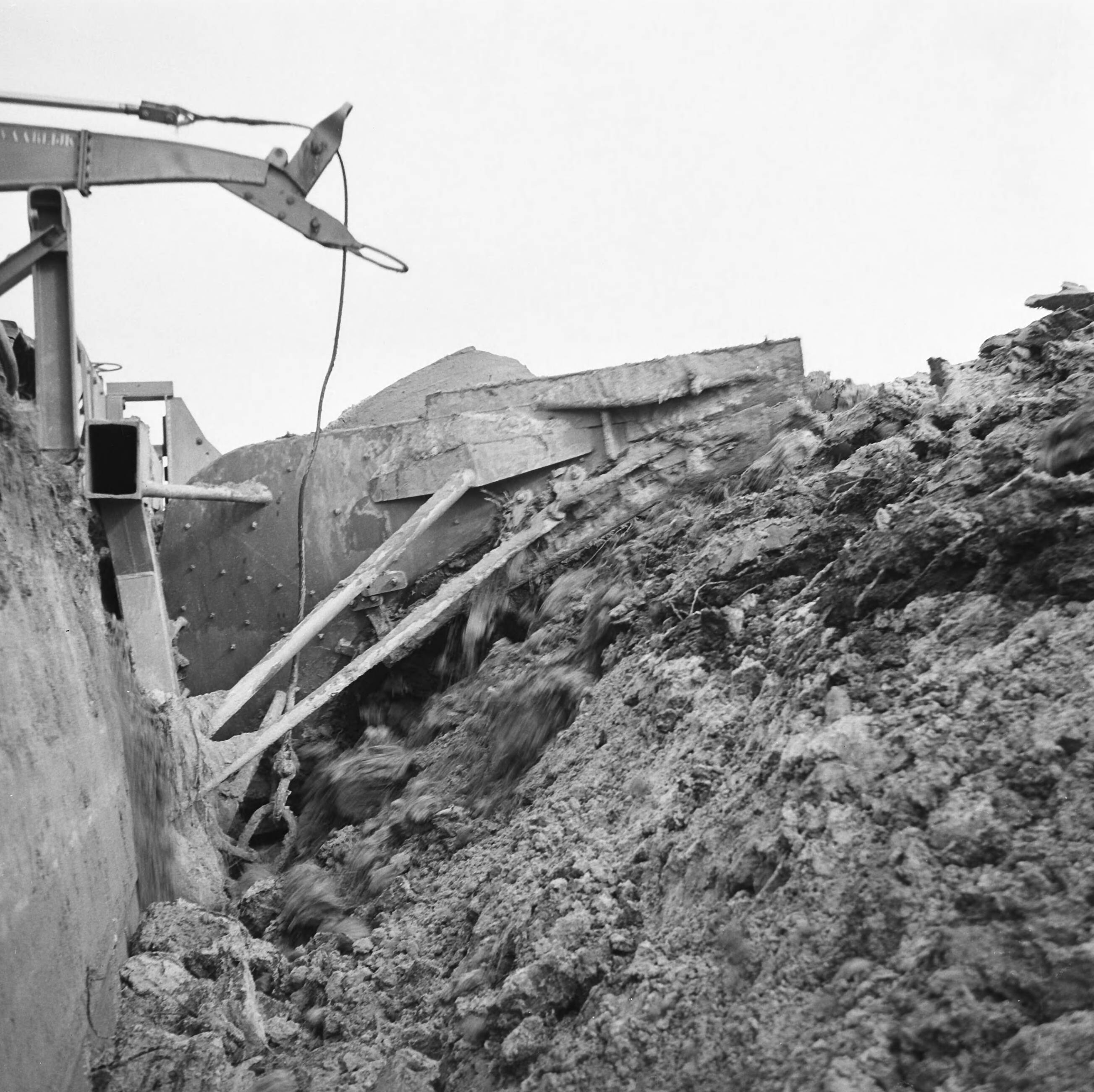 Fotocollectie Nederlandse Heidemaatschappij — Diepploegen acter de duinstrook (Vrouwenpolders - Walcheren). Detail Achteraanzicht diepploeg — Foto: Fotograaf Onbekend / Heidemij. Licentie: Set B: Rechtenvrij / Publiek Domein. Bron: Nationaal Archief. http://hdl.handle.net/10648/ae5d6644-d0b4-102d-bcf8-003048976d84