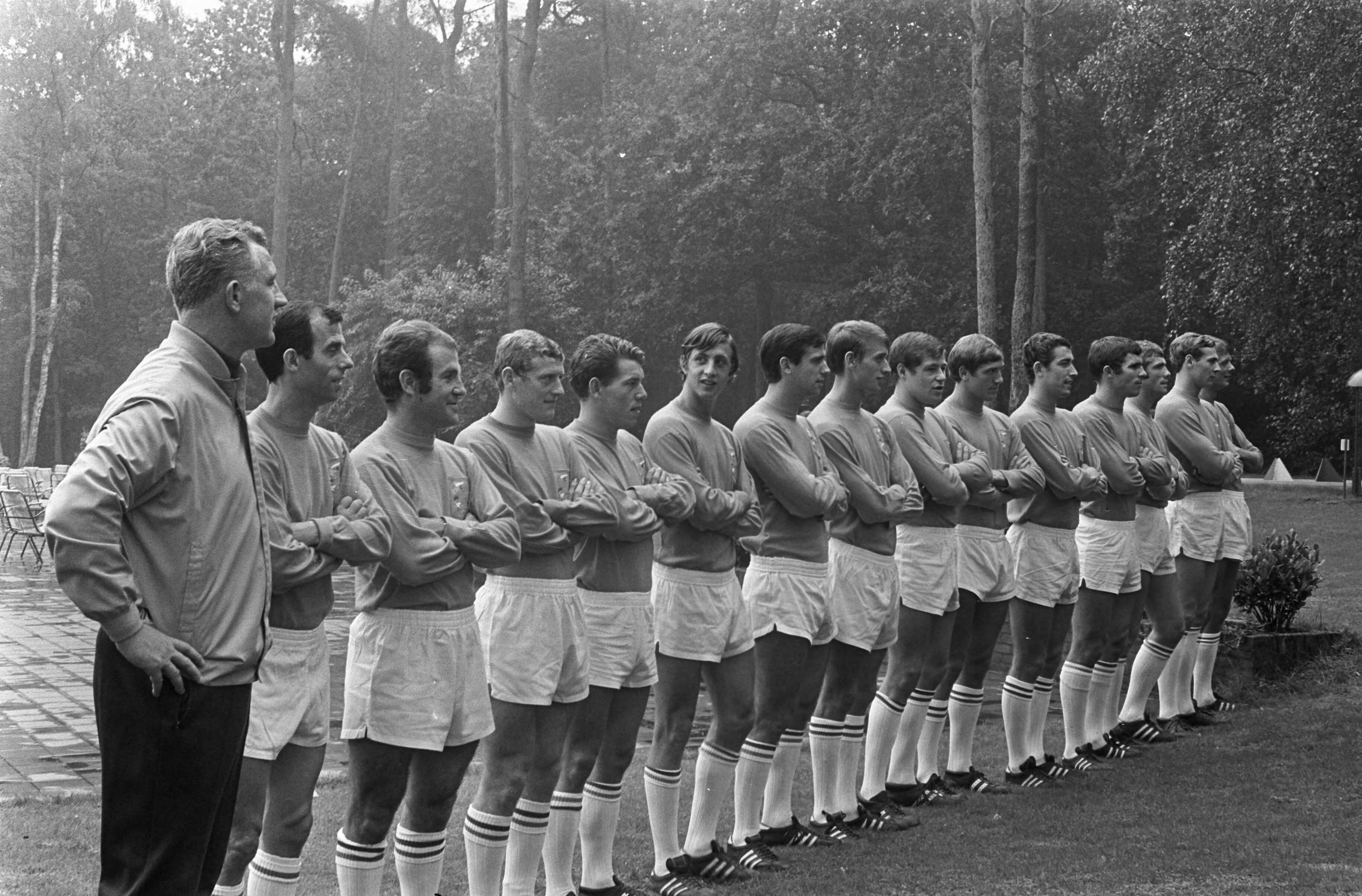 Training van het Nederlands elftal in Zeist — De trainingsploeg staat opgesteld, samen met de coach, Georg Kessler (links) — Foto: Fotograaf Onbekend / Anefo. Licentie: Set B: Rechtenvrij / Publiek Domein. Bron: Nationaal Archief. http://hdl.handle.net/10648/ab4bbf0a-d0b4-102d-bcf8-003048976d84
