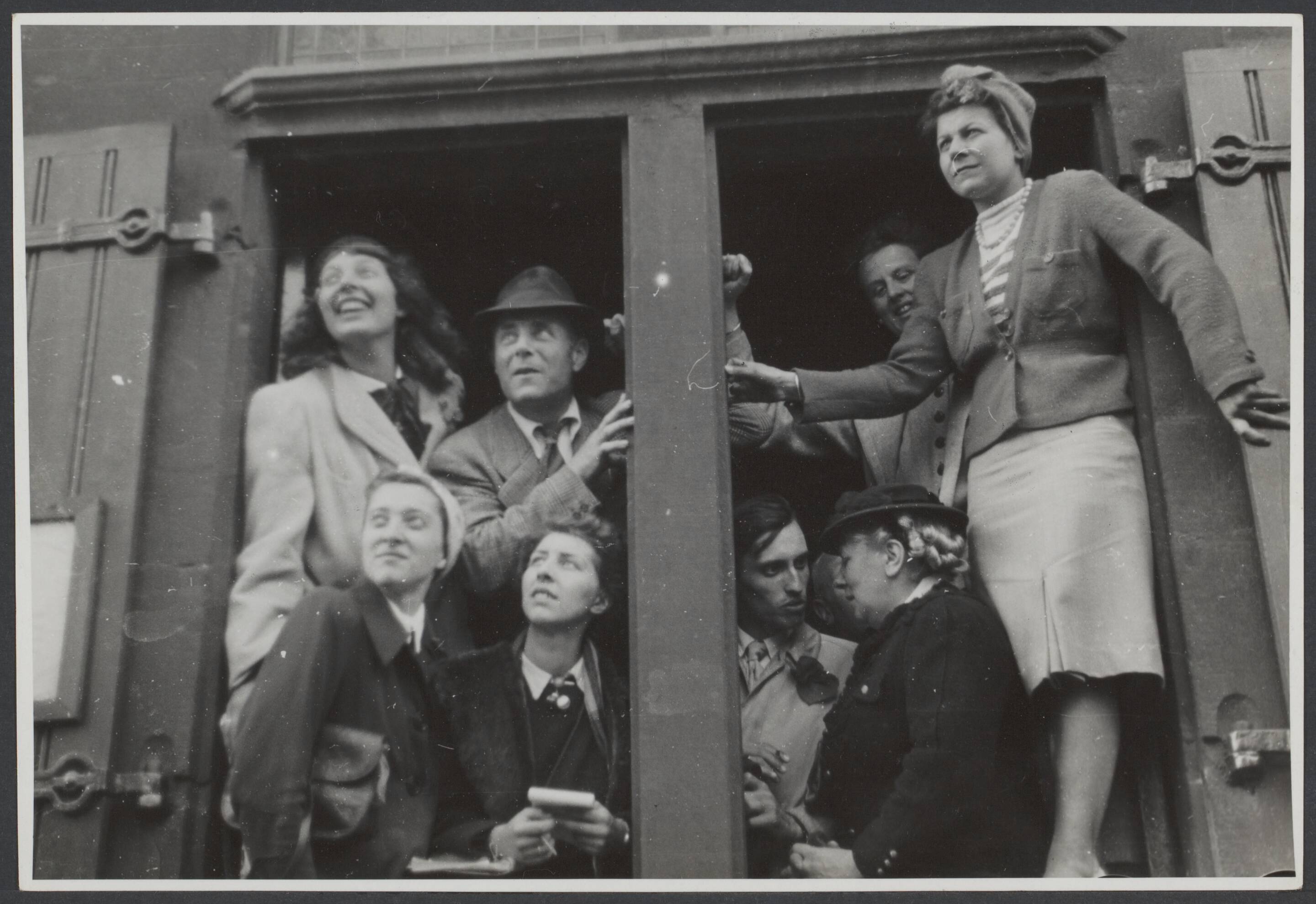 Bevrijding 's Gravenhage (Den Haag) — Belangstellenden (vrouwen en kinderen) staan en zitten in de vensters van het Haagse stadhuis, tijdens de intocht der Canadezen te Den Haag — Foto: Wal, J.Th. A. van der / Spaarnestad. Licentie: Set B: Rechtenvrij / Publiek Domein. Bron: Nationaal Archief. http://hdl.handle.net/10648/169a2c5f-2530-7c3f-9e03-eb4fb93070ad
