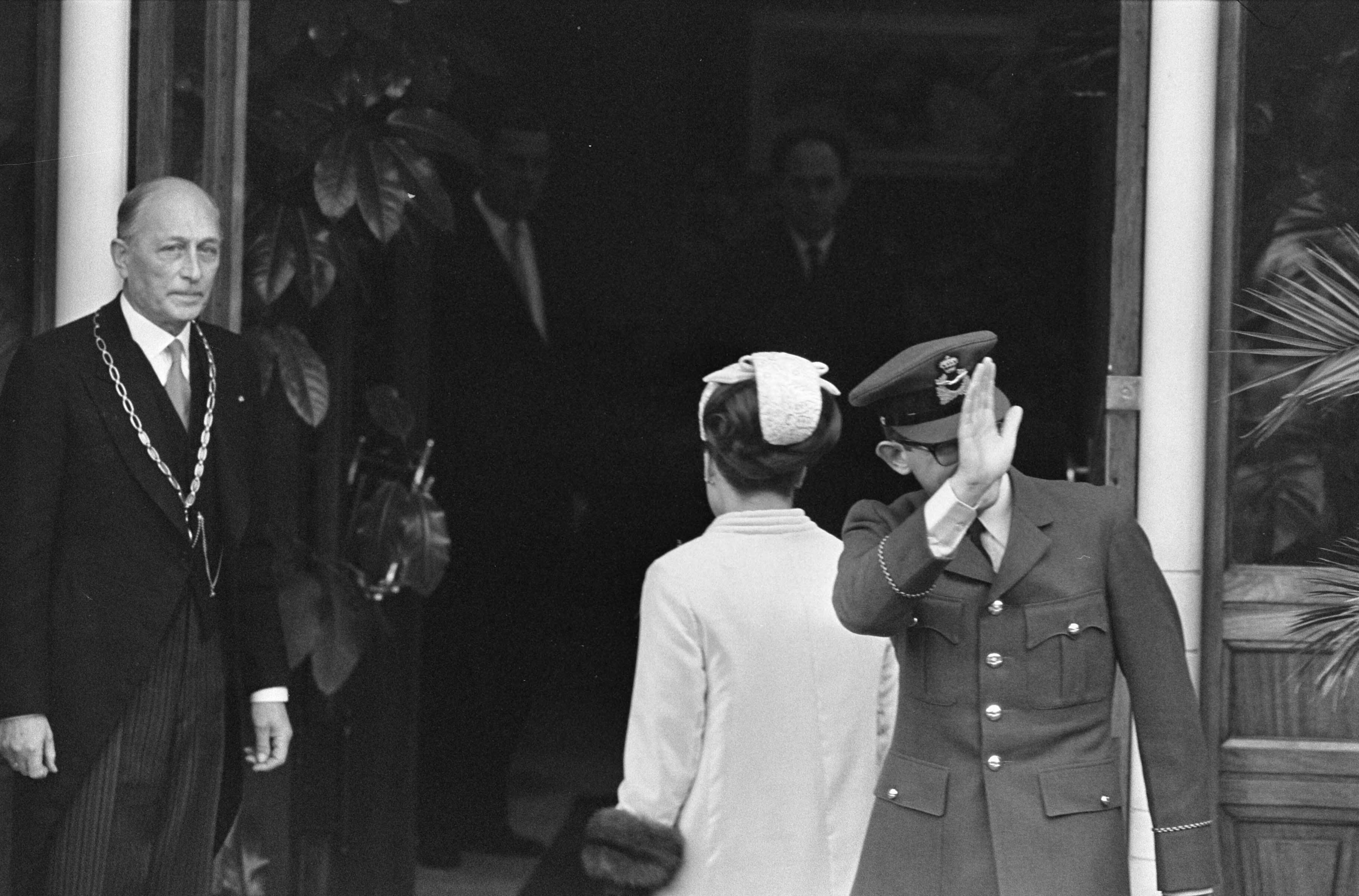 Fotocollectie Anefo — Ondertrouw prinses Margriet en Pieter van Vollenhoven op stadhuis te Baarn — Foto: Kroon, Ron / Anefo. Licentie: Set B: Rechtenvrij / Publiek Domein. Bron: Nationaal Archief. http://hdl.handle.net/10648/ab0804d6-d0b4-102d-bcf8-003048976d84