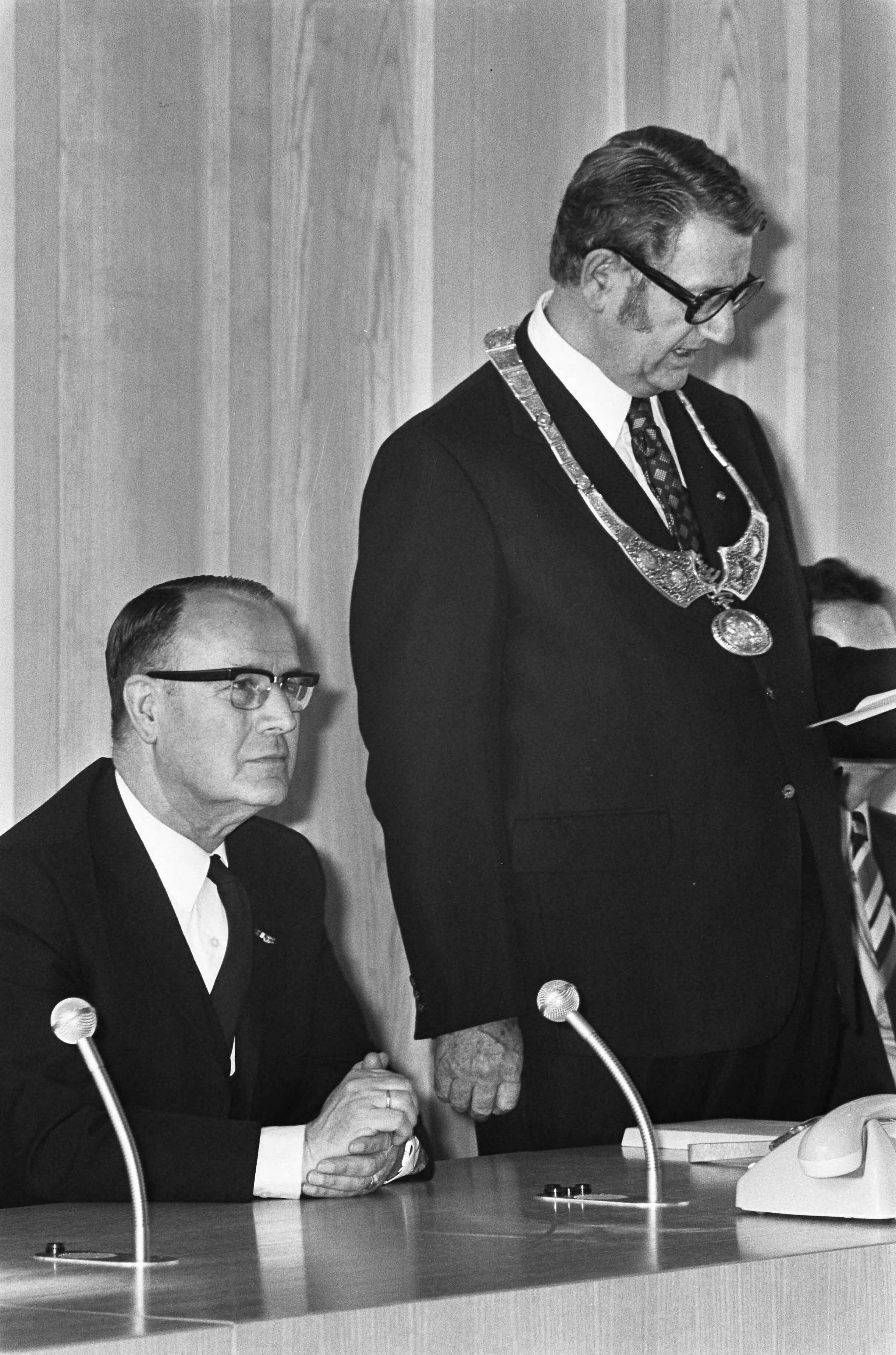 Officiële opening van het gemeentehuis van Zaanstad in Zaandijk — Burgemeester Laan van Zaanstad (rechts) en Kranenburg (commissaris van de koningin in Noord-Holland) — Foto: Croes, Rob C. / Anefo. Licentie: Set B: Rechtenvrij / Publiek Domein. Bron: Nationaal Archief. http://hdl.handle.net/10648/ac68827e-d0b4-102d-bcf8-003048976d84