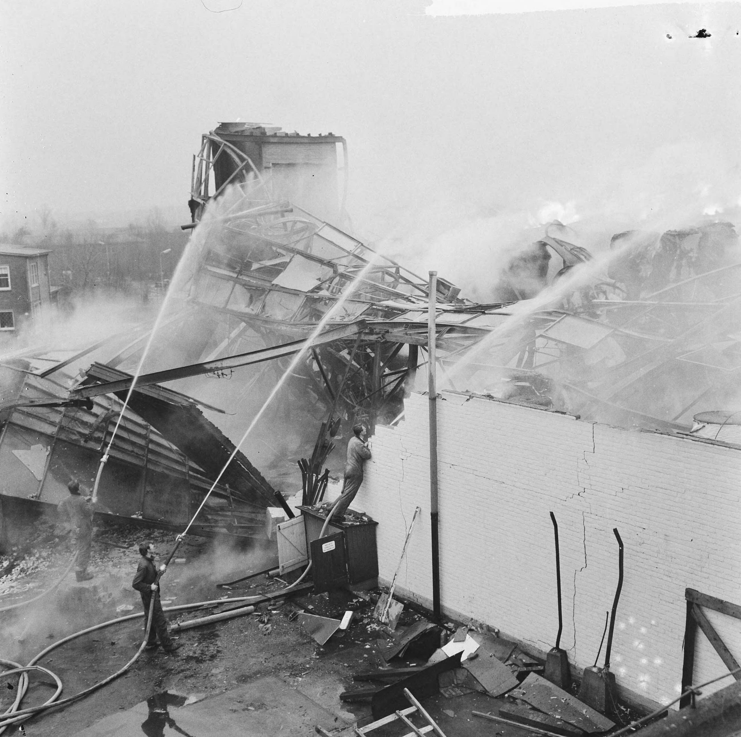 Fotocollectie Anefo — Brand in golfkartonfabriek Van Meurs te Bussum, brandweer aan het blussen — Foto: Nijs, Jac. de / Anefo. Licentie: Set B: Rechtenvrij / Publiek Domein. Bron: Nationaal Archief. http://hdl.handle.net/10648/aa8c7f50-d0b4-102d-bcf8-003048976d84