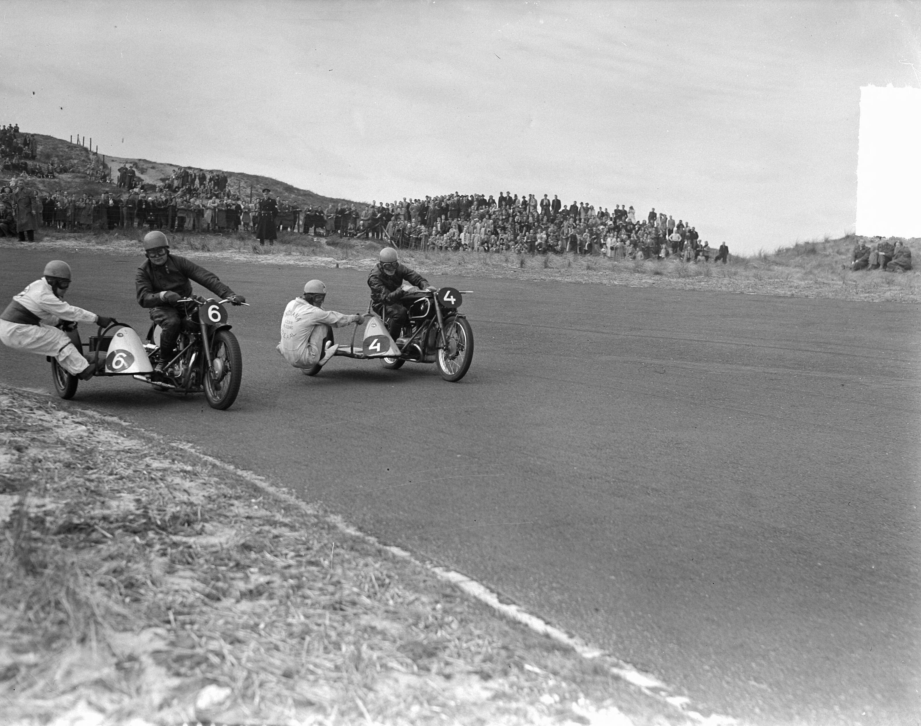 Fotocollectie Anefo — Motorraces Zandvoort. Zijspannen. (zijspan nr.4 Knijnenburg-Vosse) — Foto: Noske, J.D. / Anefo. Licentie: Set B: Rechtenvrij / Publiek Domein. Bron: Nationaal Archief. http://hdl.handle.net/10648/a8c77594-d0b4-102d-bcf8-003048976d84