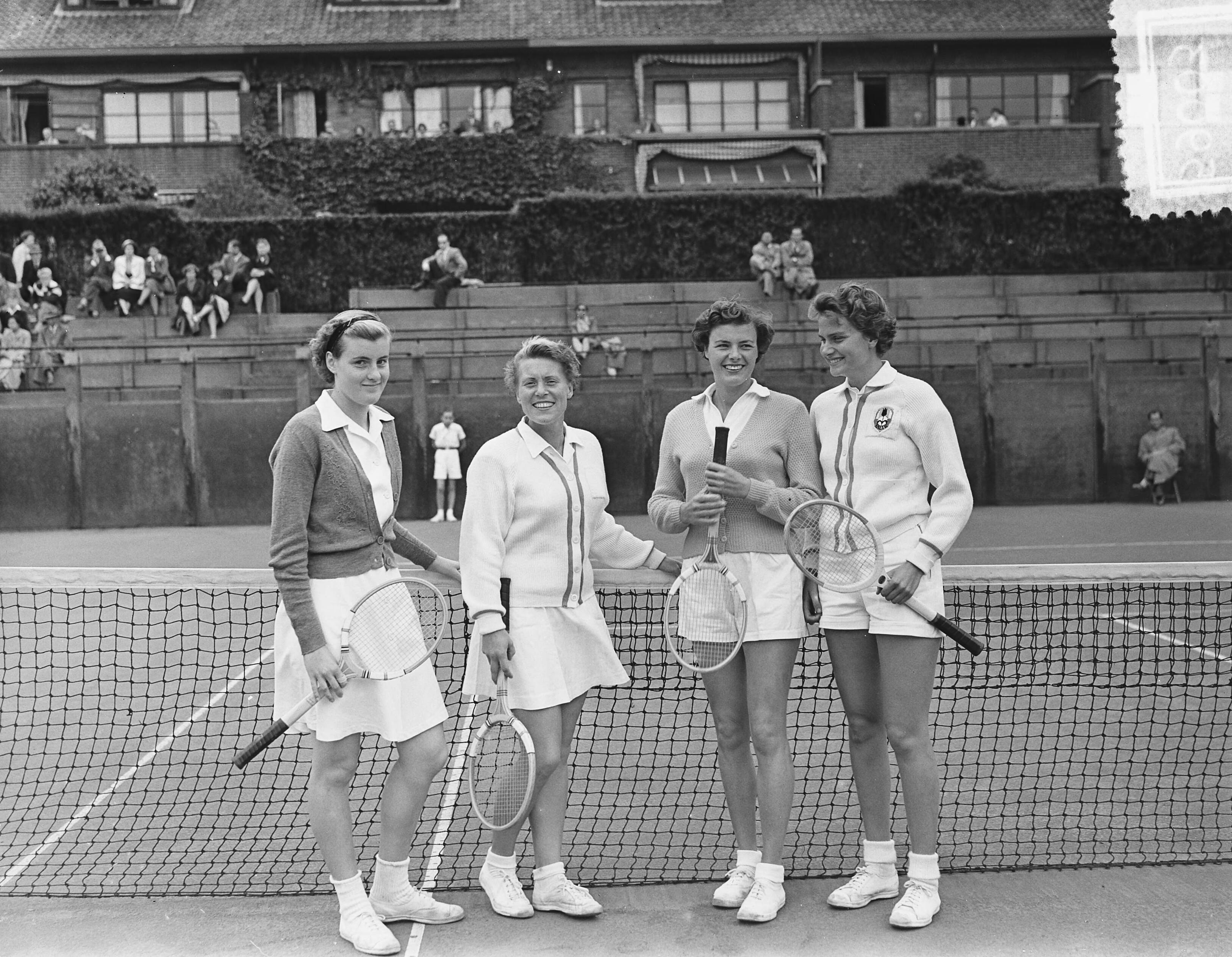 Tenniskampioenschappen Scheveningen — Tenniskampioenschappen Scheveningen. Finale Damesdubbel. mej. Diemer Kool en Zus Peters-Schmier tegen Nel van der Storm-Hermsen en Fenny ten Bosch (winnaars) — Foto: Bilsen, Joop van / Anefo. Licentie: Set B: Rechtenvrij / Publiek Domein. Bron: Nationaal Archief. http://hdl.handle.net/10648/a911975a-d0b4-102d-bcf8-003048976d84
