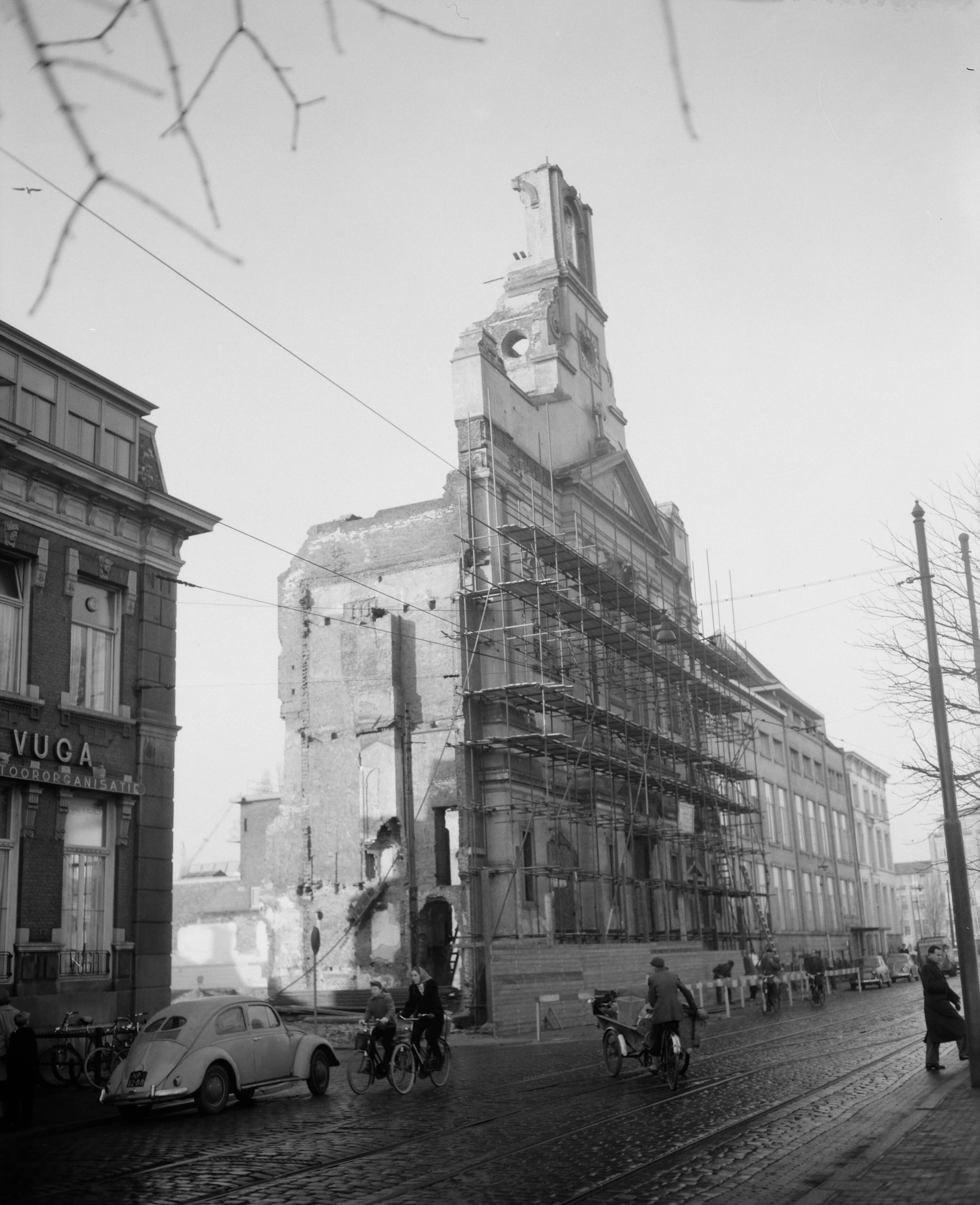Fotocollectie Anefo — Antonius en Lodewijk kerk (Boschkantkerk) aan de Prinsessegracht te Den Haag — Foto: Bilsen, Joop van / Anefo. Licentie: Set B: Rechtenvrij / Publiek Domein. Bron: Nationaal Archief. http://hdl.handle.net/10648/a970234c-d0b4-102d-bcf8-003048976d84