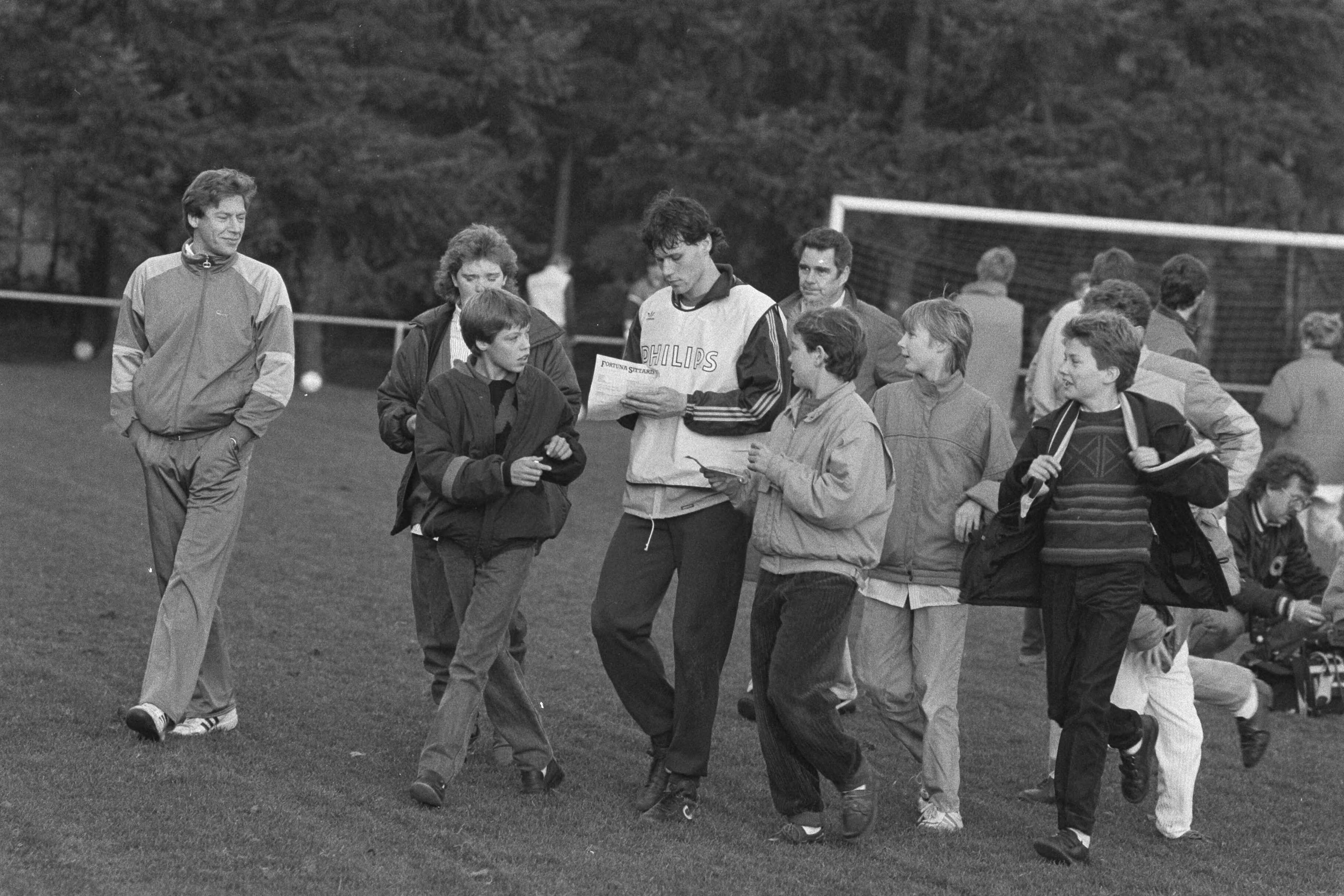 Fotocollectie Anefo — Training Nederlands Elftal in Zeist; Marco van Basten en handtekeningenjagers — Foto: Bogaerts, Rob / Anefo. Licentie: Set B: Rechtenvrij / Publiek Domein. Bron: Nationaal Archief. http://hdl.handle.net/10648/ad59a988-d0b4-102d-bcf8-003048976d84