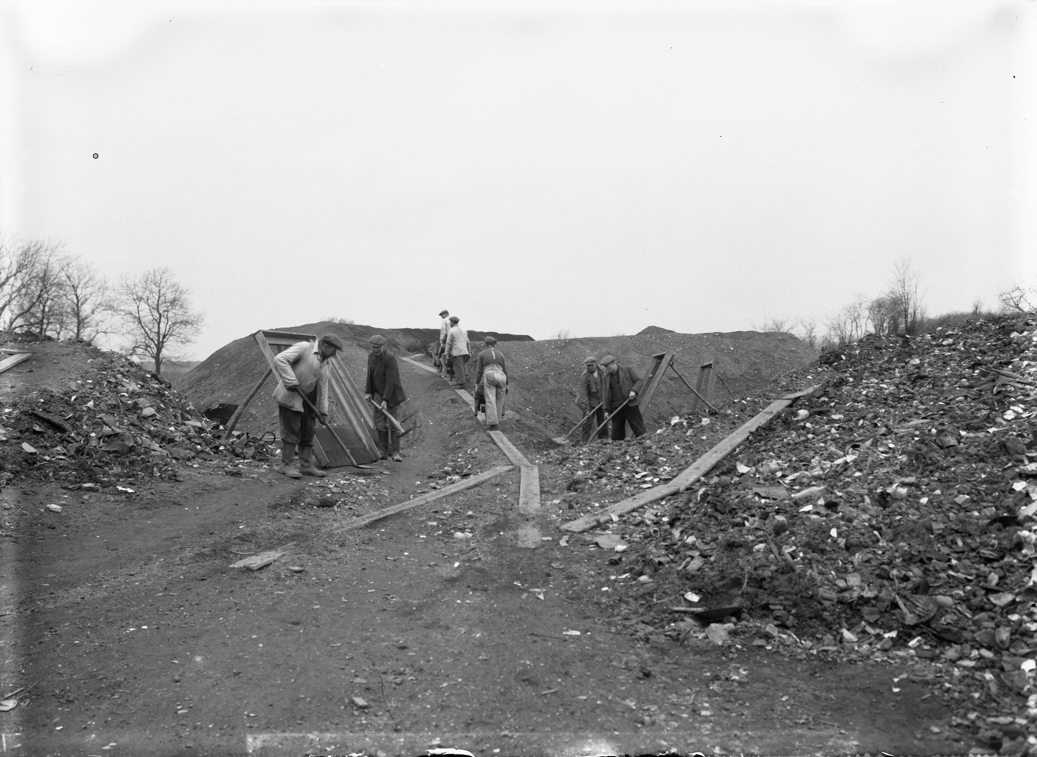 Fotocollectie Nederlandse Heidemaatschappij — Compostwinning te maastricht — Foto: Fotograaf Onbekend / Heidemij. Licentie: Set B: Rechtenvrij / Publiek Domein. Bron: Nationaal Archief. http://hdl.handle.net/10648/ae5f8bea-d0b4-102d-bcf8-003048976d84