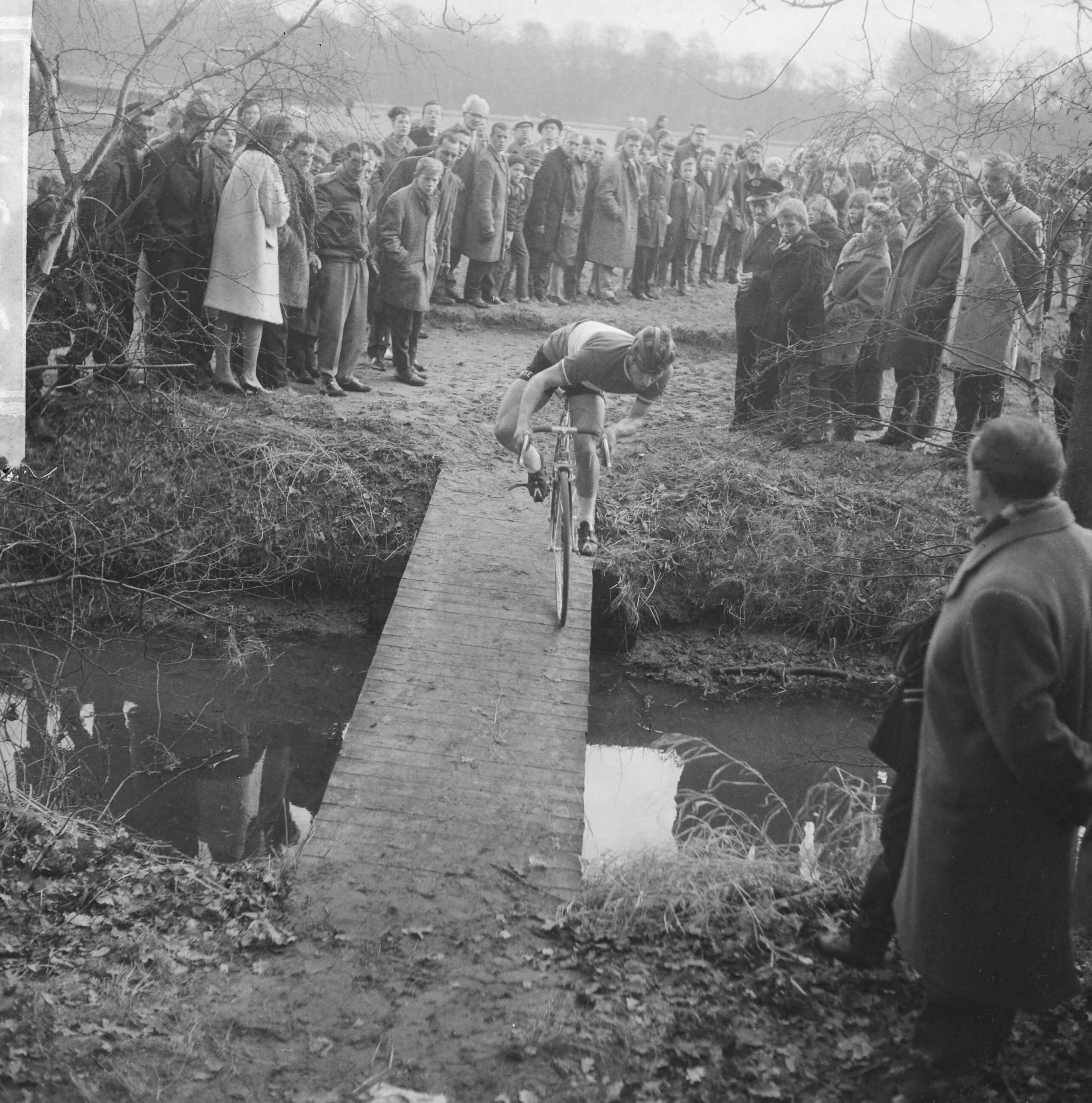 Fotocollectie Anefo — Nationale Cycle Cross "Katerkoers" op sportpark Duinhorst te Wassenaar. Latere winnaar Huub Harings balanceert op een bruggetje — Foto: Nijs, Jac. de / Anefo. Licentie: Set B: Rechtenvrij / Publiek Domein. Bron: Nationaal Archief. http://hdl.handle.net/10648/aa540706-d0b4-102d-bcf8-003048976d84