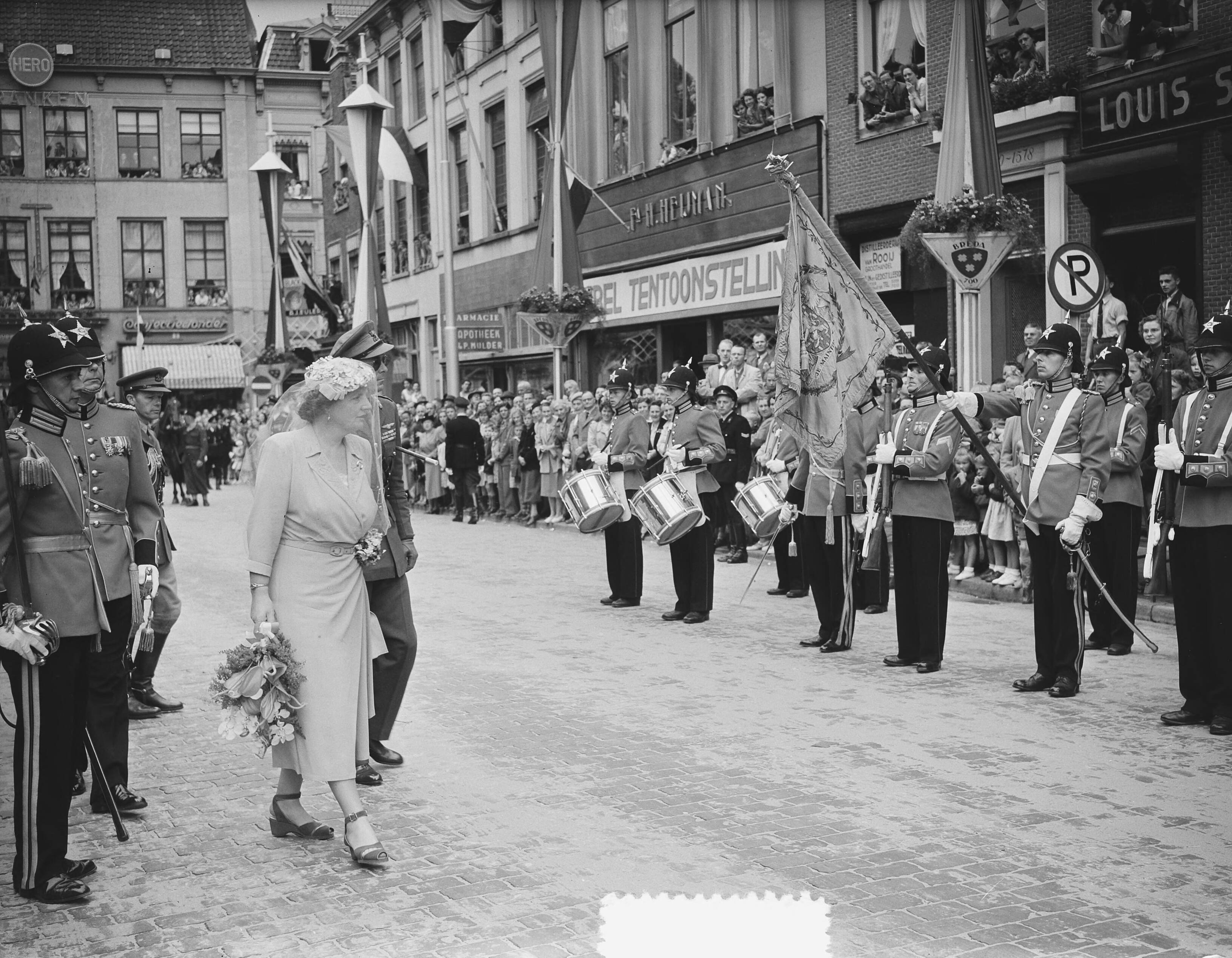 Bezoek Koningin Juliana aan jubilerend Breda — Foto: Bilsen, Joop van / Anefo. — Licentie: Set B: Rechtenvrij / Publiek Domein. Bron: Nationaal Archief. http://hdl.handle.net/10648/a8fd15be-d0b4-102d-bcf8-003048976d84