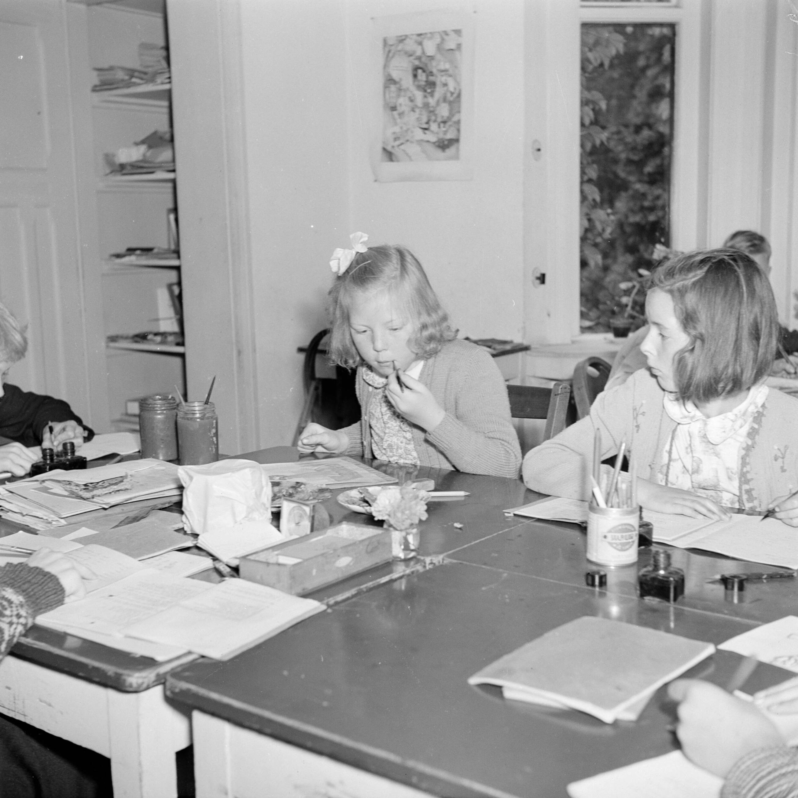 Prinses Beatrix en prinses Irene op de Werkplaats Kindergemeenschap van Kees Boeke te Bilthoven — Prinses Beatrix en andere leerlingen aan het waterverven — Foto: Poll, Willem van de. Licentie: Set B: Rechtenvrij / Publiek Domein. Bron: Nationaal Archief. http://hdl.handle.net/10648/aee826bc-d0b4-102d-bcf8-003048976d84