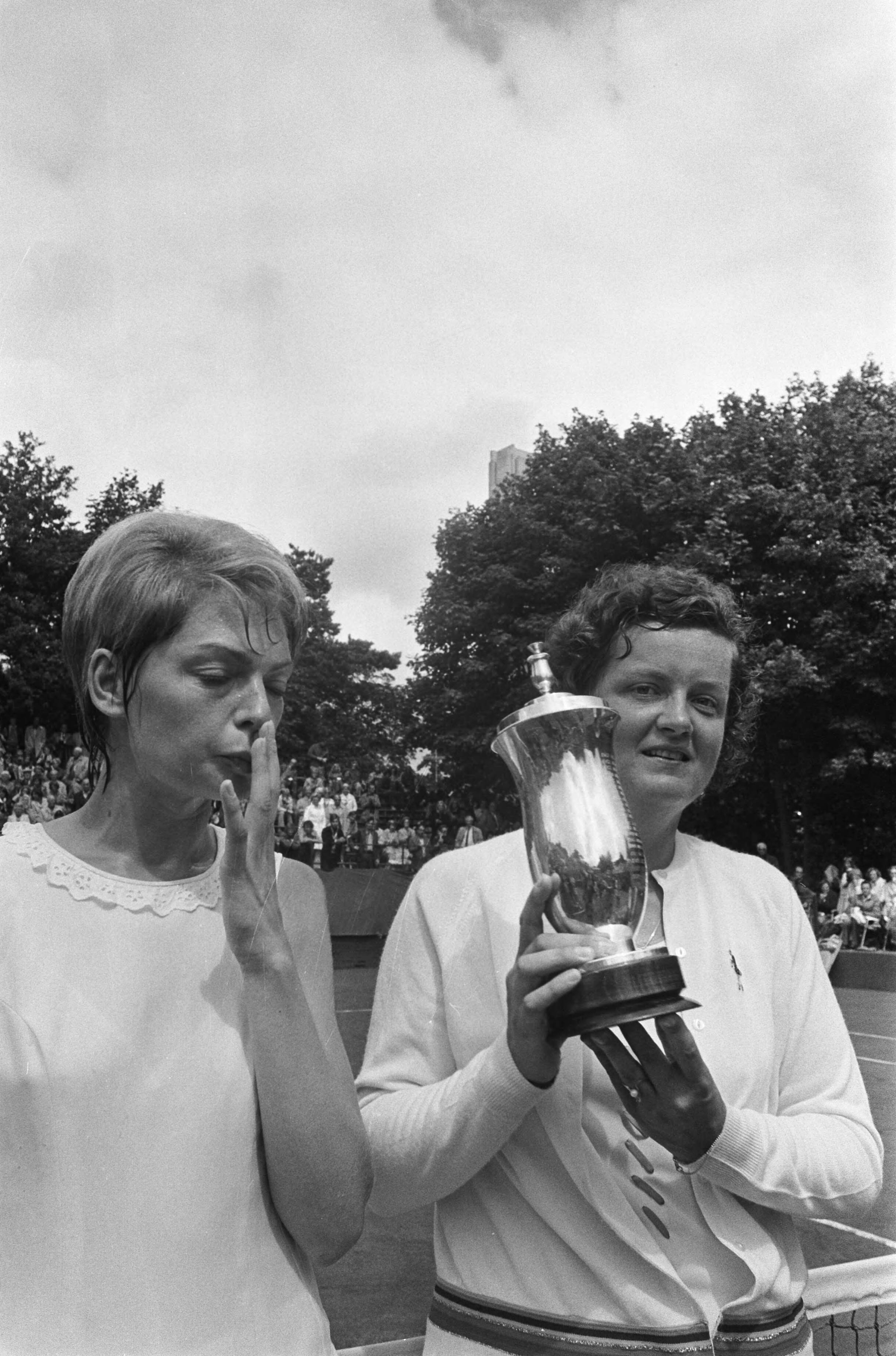Fotocollectie Anefo — IInternationale Tenniskampioenschappen Melkhuisje, Betty Stöve met de beker [Links de Duitse Helga Masthoff]] — Foto: Mieremet, Rob / Anefo. Licentie: Set B: Rechtenvrij / Publiek Domein. Bron: Nationaal Archief. http://hdl.handle.net/10648/ac322d50-d0b4-102d-bcf8-003048976d84