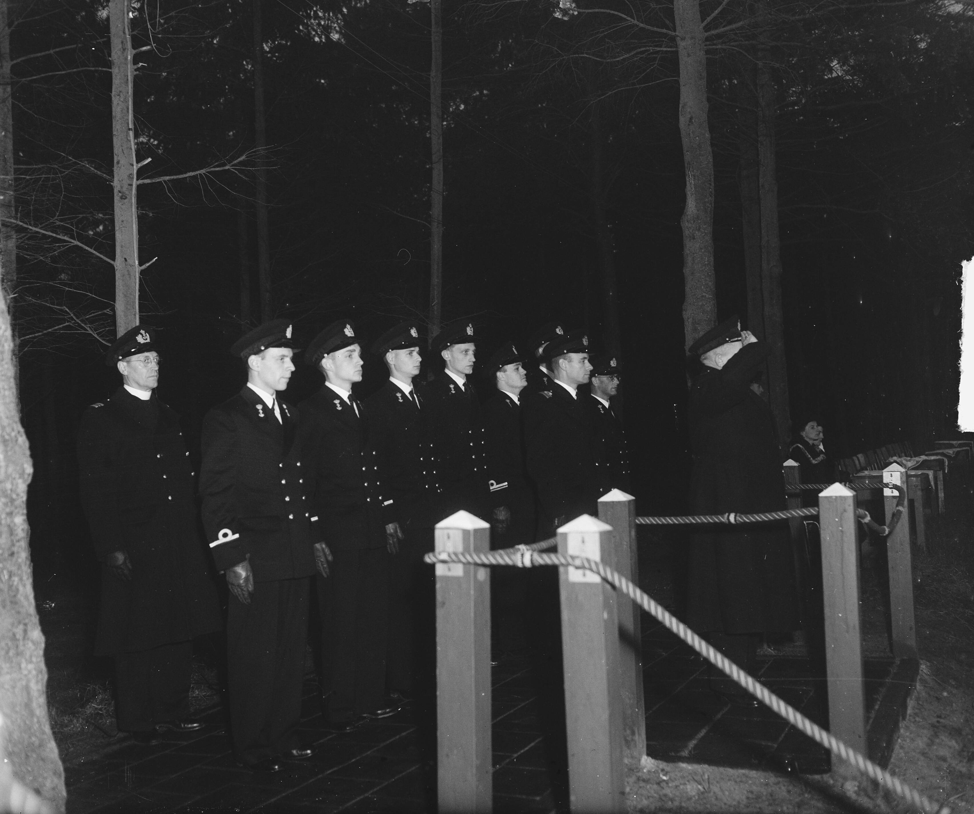Fotocollectie Anefo — Beediging in de MOC Hilversum Marvo. Commissaris met officieren — Foto: Merk, Ben / Anefo. Licentie: Set B: Rechtenvrij / Publiek Domein. Bron: Nationaal Archief. http://hdl.handle.net/10648/a8bf77fe-d0b4-102d-bcf8-003048976d84