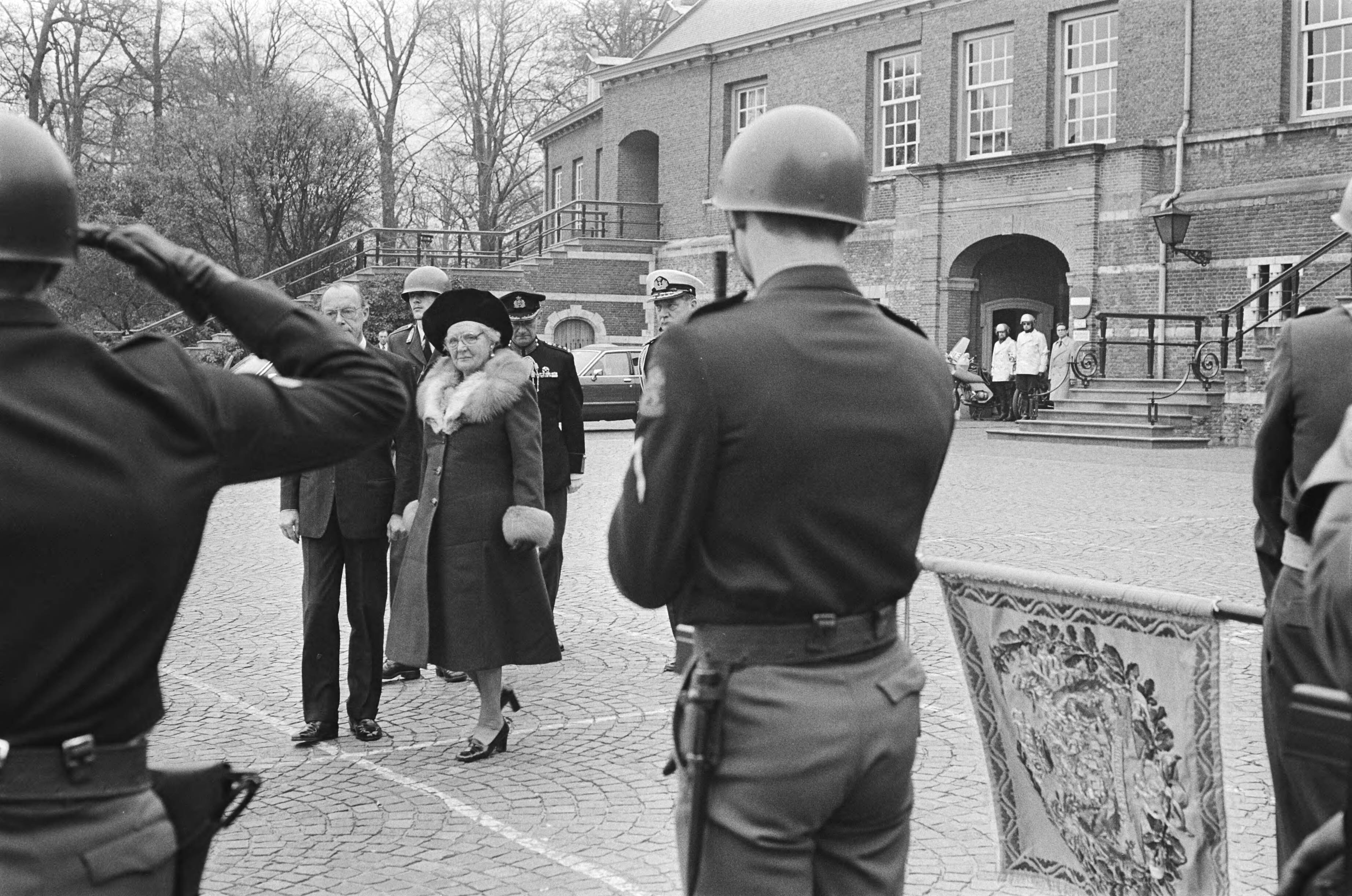 Fotocollectie Anefo — Koningin en Prins Bernhard wonen diesviering bij i.v.m. 150-jarig Koninklijke Militaire Academie in Breda — Foto: Suyk, Koen / Anefo. Licentie: Set B: Rechtenvrij / Publiek Domein. Bron: Nationaal Archief. http://hdl.handle.net/10648/acc03b36-d0b4-102d-bcf8-003048976d84