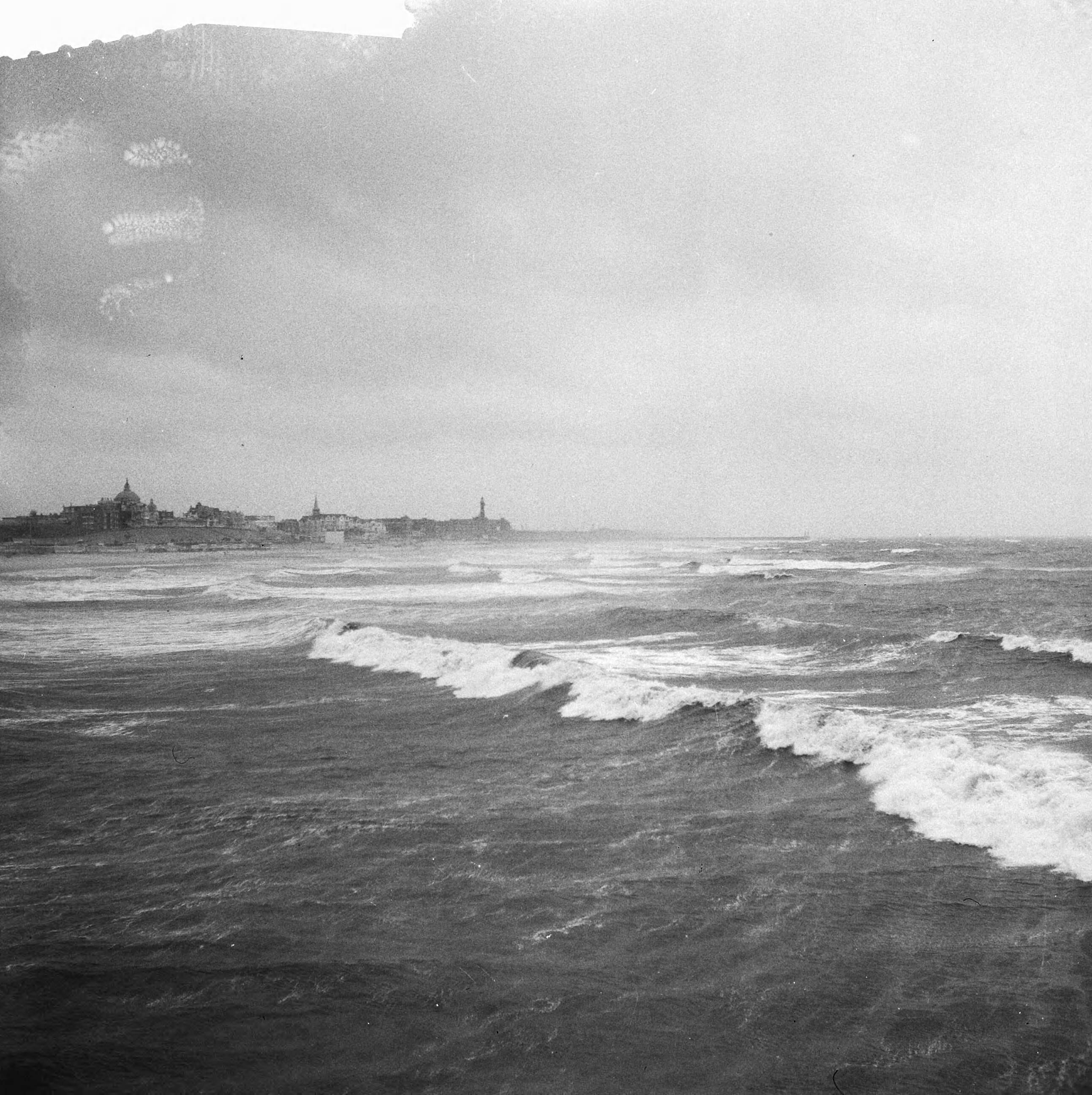 Fotocollectie Anefo — Strand van Scheveningen tijdens slecht weer. Zee — Foto: Koch, Eric / Anefo. Licentie: Set B: Rechtenvrij / Publiek Domein. Bron: Nationaal Archief. http://hdl.handle.net/10648/a9e02c3c-d0b4-102d-bcf8-003048976d84