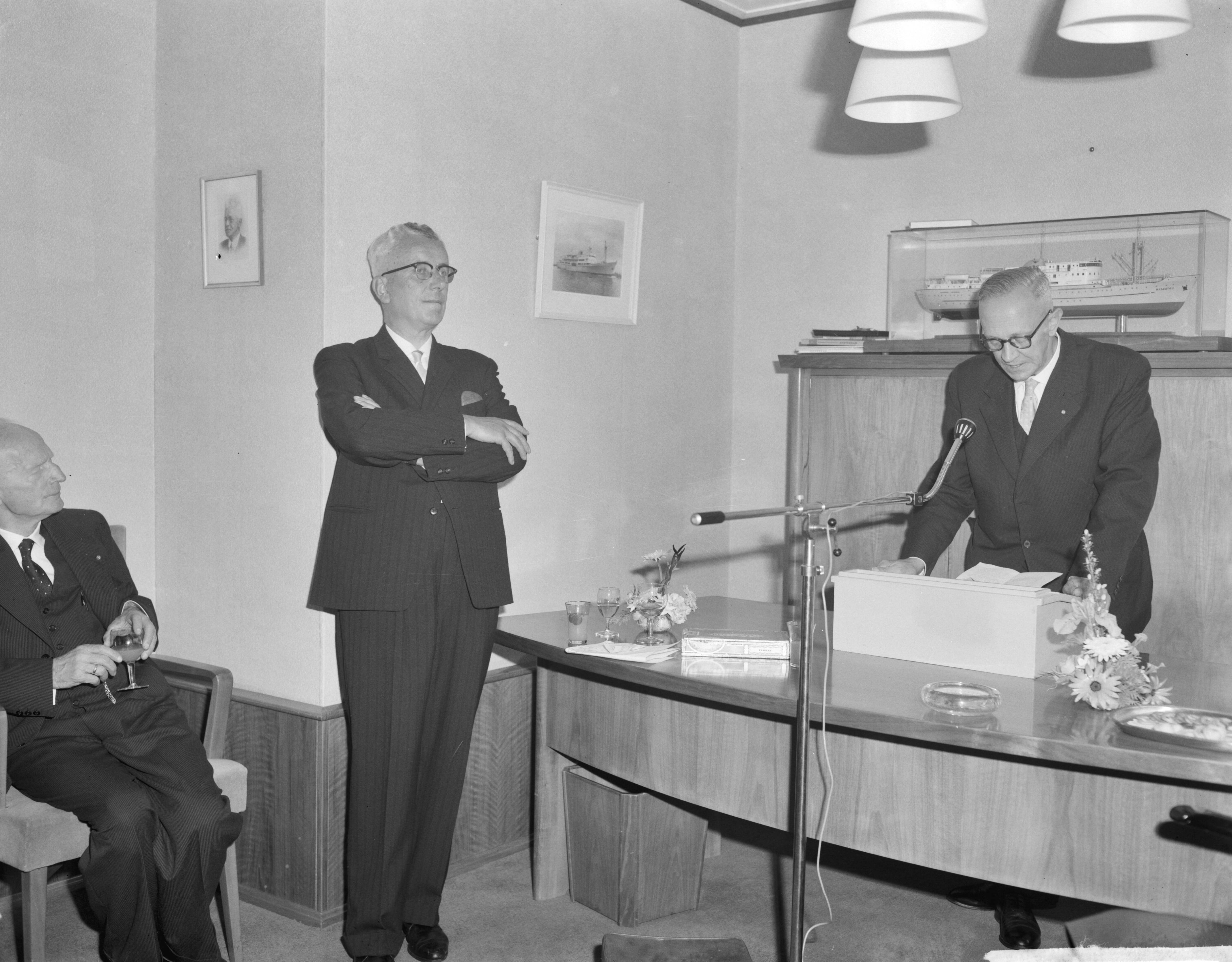 Fotocollectie Anefo — Tewaterlating te Zaandam van het Torpedo-inschietvaartuig "Van Bochove" van de Koninklijke Marine bij de Zaanlandse Scheepsbouwmaatschappij door de vrouw van de directeur van de bewapeningswerkplaats der Marine te Den Helder, mevr. Reiche-Van Aardenne. Dit vaartuig wordt genoemd naar wijlen luitenant-ter-zee der eerste klasse P.D. van Bochoven, in leven hoofd van het inschietbedrijf van de Kon. Marine, die gedurende de uitoefening van zijn functie tengevolge van een tragisch ongeval op 7 juli 1959 om het leven kwam — Foto: Bilsen, Joop van / Anefo. Licentie: Set B: Rechtenvrij / Publiek Domein. Bron: Nationaal Archief. http://hdl.handle.net/10648/aa111202-d0b4-102d-bcf8-003048976d84