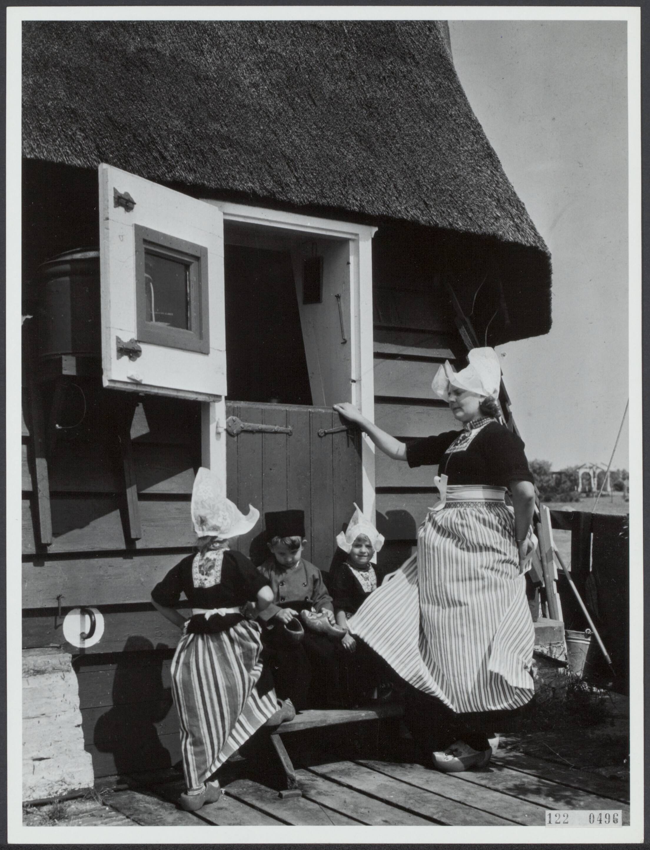 Klederdrachten — Klederdrachten. Volendam — Foto: Rijksvoorlichtingsdienst (RVD). Licentie: Set B: Rechtenvrij / Publiek Domein. Bron: Nationaal Archief. http://hdl.handle.net/10648/af2ad354-d0b4-102d-bcf8-003048976d84